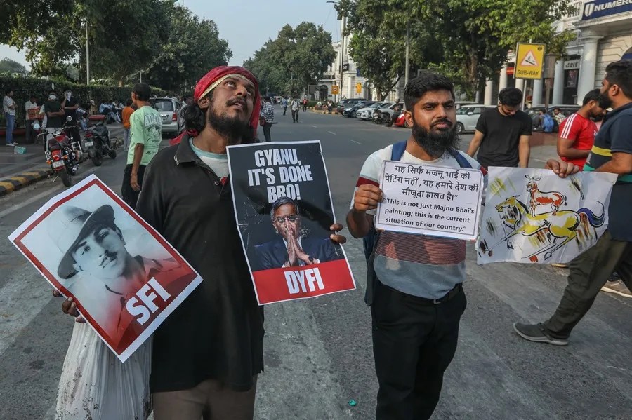 Simpatizantes del partido Cock Janta Party (CJP) participan en una protesta para exigir la dimisión del Comisionado Jefe de la Comisión Electoral, Gyanesh Kumar, en Connaught Place, Nueva Delhi.