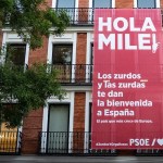 El PSOE ha desplegado una lona en la fachada de su sede madrileña de la calle de Ferraz