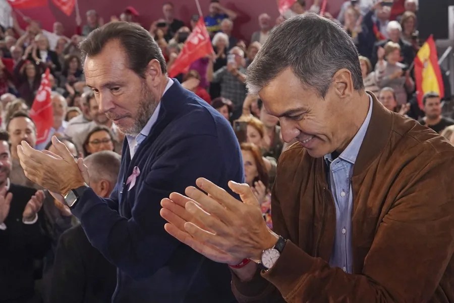El secretario general del PSOE y presidente del Gobierno, Pedro Sánchez, participa en un acto de precampaña electoral junto al secretario general del PSOE de Valladolid y ministro de Transportes y Movilidad Sostenible, Óscar Puente (i).