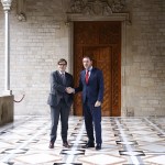 El presidente de la Generalitat, Salvador Illa (i), y el ministro de Transportes y Movilidad Sostenible, Óscar Puente (d),