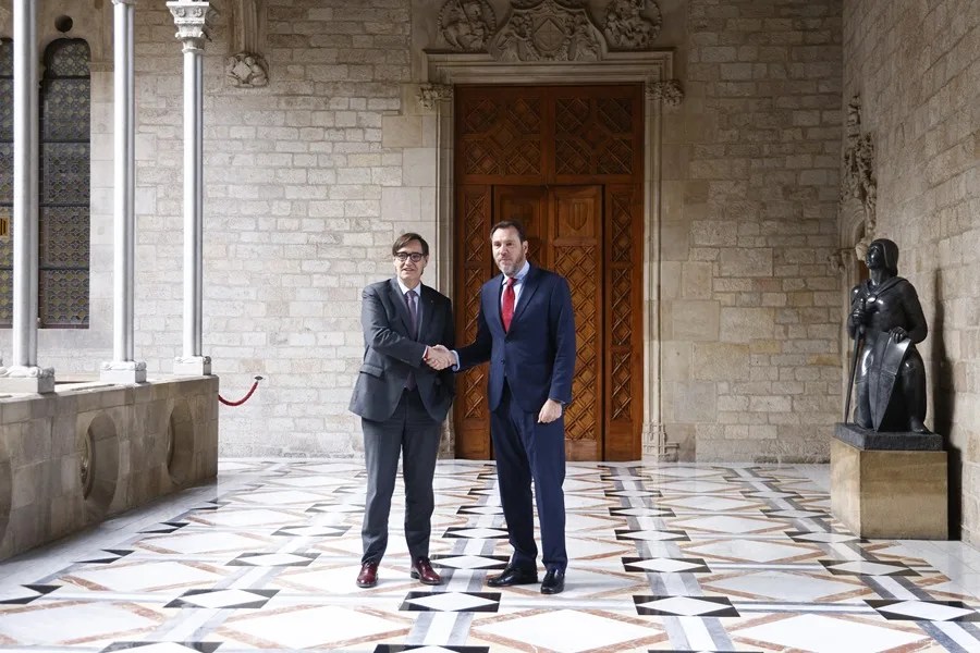 El presidente de la Generalitat, Salvador Illa (i), y el ministro de Transportes y Movilidad Sostenible, Óscar Puente (d),