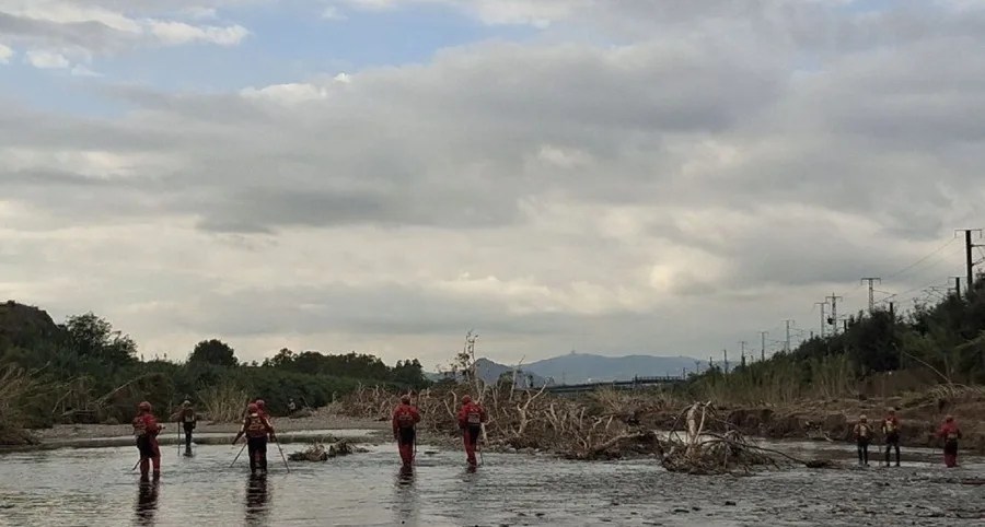 Un total de 50 efectivos de los Bomberos de la Generalitat, 25 unidades terrestres, con el apoyo de #GRAEmuntanya, #GRAESub, #GRCR, #GRAF, #EPAF y el equipo de drones de la Unidad de Medios Aéreos, participan este martes en el dispositivo desplegado por noveno día consecutivo para buscar al menor Rami, desaparecido el pasado día 5 en Granollers (Barcelona). 