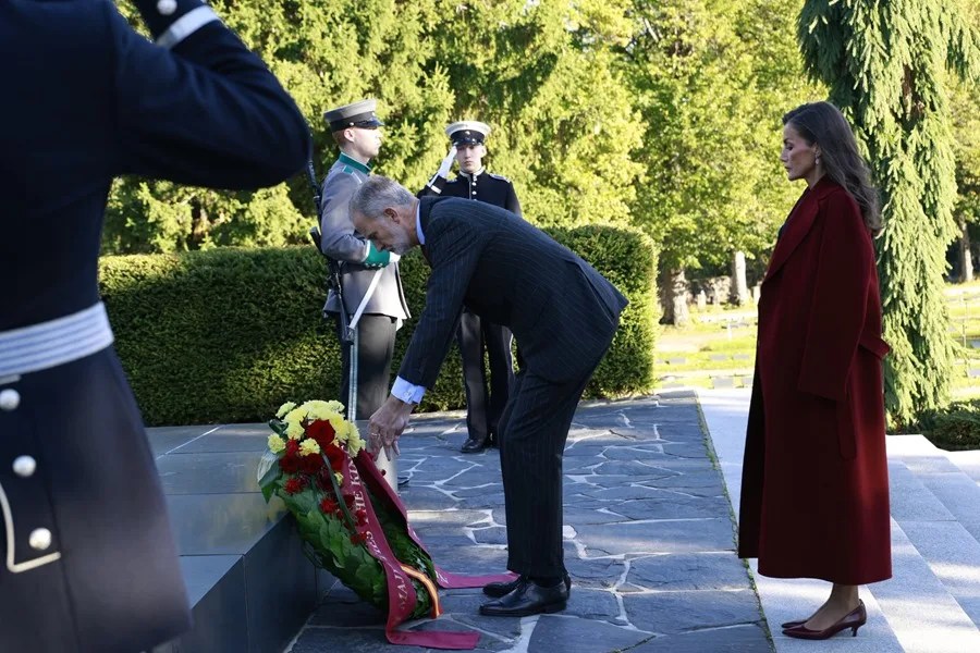 Los reyes Felipe VI y Letizia, durante la ofrenda floral ante la Cruz de los Héroes y la tumba del mariscal Mannerheim, este miércoles en el Cementerio de Hietaniemi