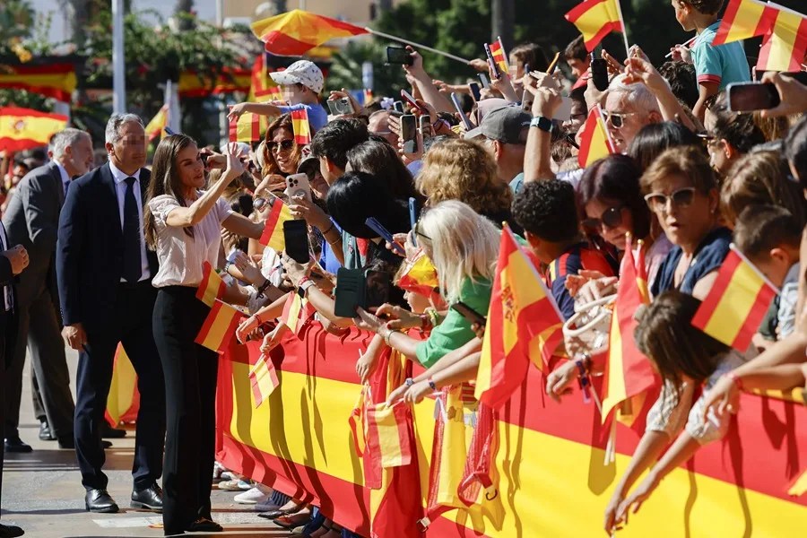 El rey Felipe VI (i) y la reina Letizia (c) saludan a los ciudadanos de Melilla este miércoles a su llegada a la ciudad autónoma