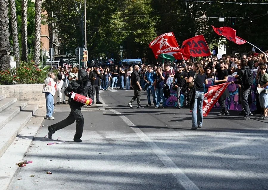 Estudiantes lanzan petardos contra el edificio del Ministerio de Educación y gritan «¡No nos vamos!», exigiendo que el ministro de Educación, Giuseppe Valditara, salga al exterior, en Viale Trastevere, en Roma (Italia), el 16 de octubre de 2026.