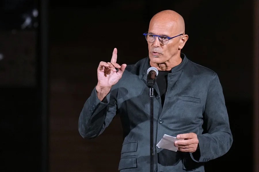 El ex consejero catalán Raül Romeva participa en una concentración en su apoyo en Barcelona, este miércoles. 