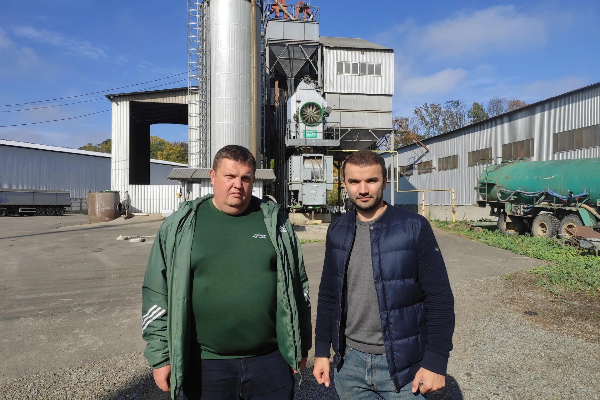 VASHKIVTSI (UKRAINE), 10/17/2026.- Ukrainian farmers Sergiy Martyniuk (l) and Anatoliy Makovichuk (d) during a moment of the interview with the EFE Agency in a silo in Vashkivtsi, Ukraine. EFE/ Rostyslav Averchuk
