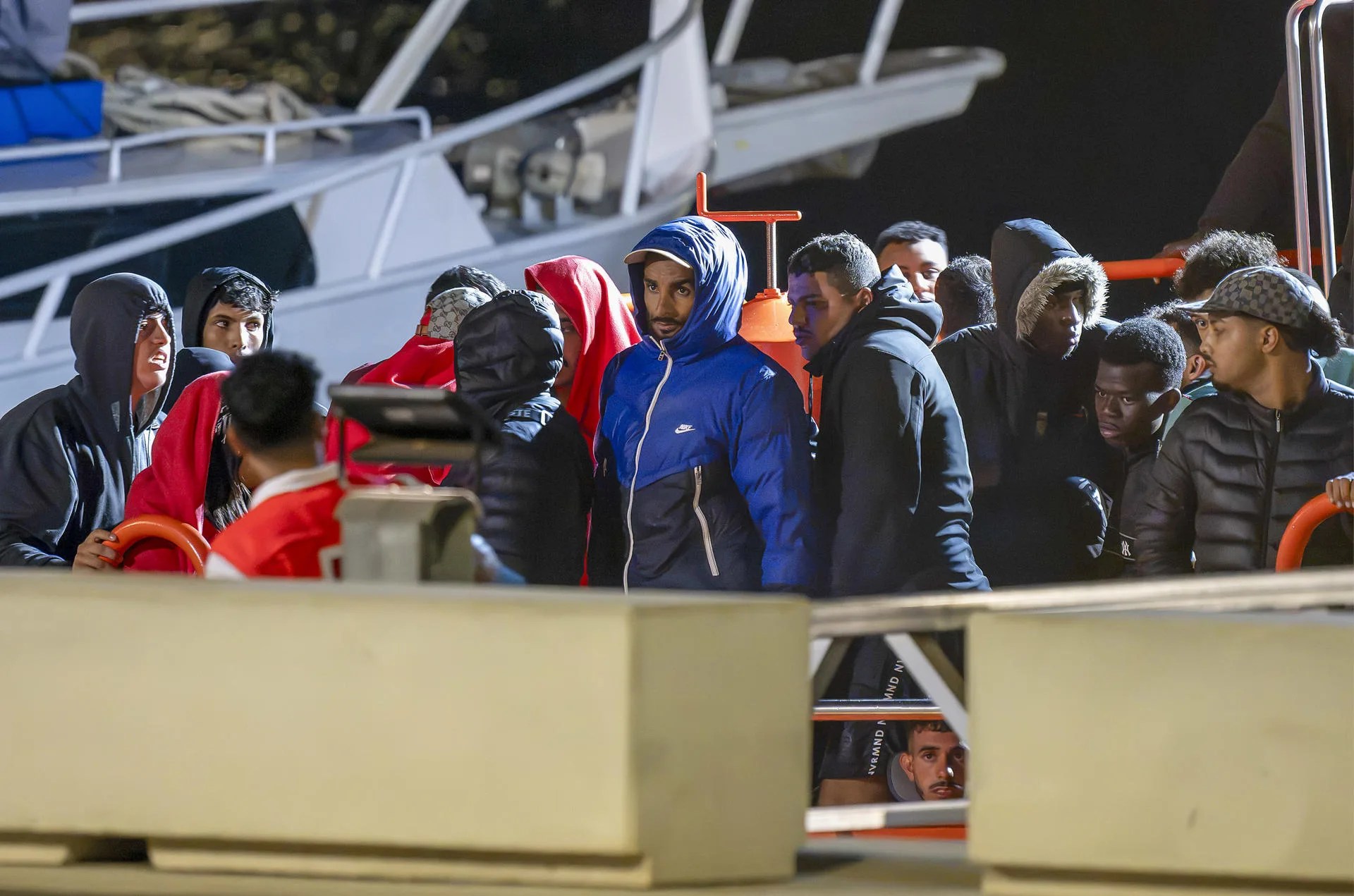 Salvamento Marítimo ha rescatado en la madrugada de este jueves a 125 inmigrantes de origen magrebí y subsahariano que iban en una embarcación neumática al noreste de Lanzarote. Todos han sido trasladados al puerto de Arrecife. EFE/ Adriel Perdomo