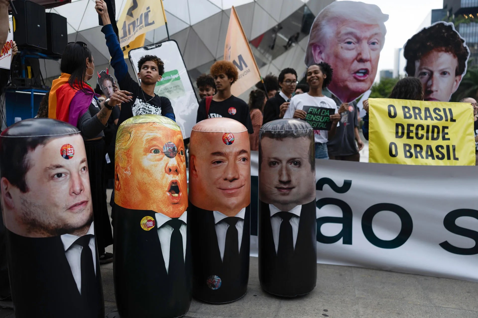 Supporters of Brazilian President Luiz Inácio Lula da Silva took part in a protest outside the headquarters of tech giant Meta on Monday in São Paulo, Brazil, over allegations that the company favored content from opposition figure Flávio Bolsonaro at the expense of that from the progressive candidate. Oct. 19, 2026. EFE/ Isaac Fontana
