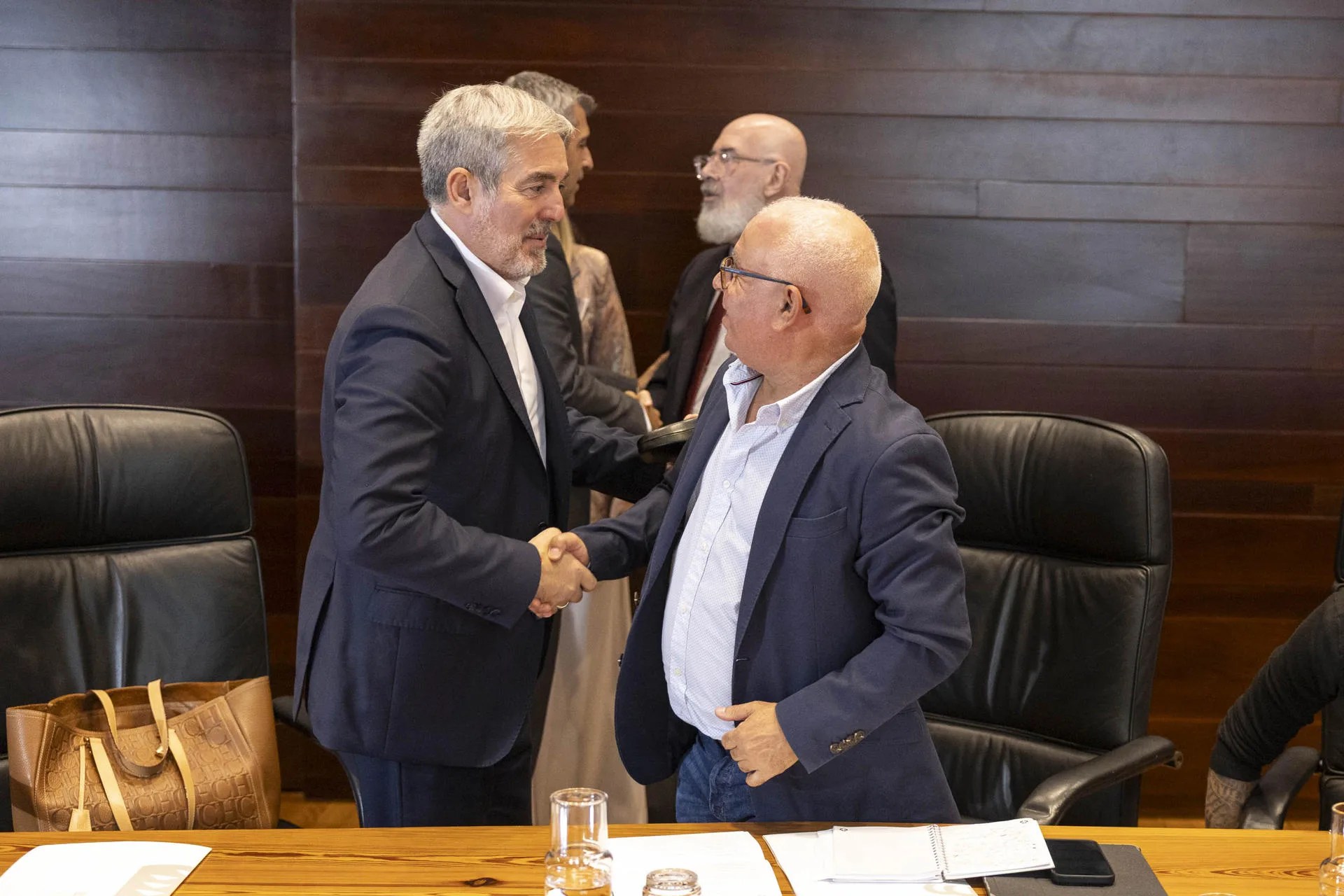 El presidente del Gobierno de Canarias, Fernando Clavijo (i), y el secretario general de UGT Canarias, Manuel Navarro (d), durante la reunión celebrada este martes del Consejo Asesor del presidente del Ejecutivo canario para valorar las medidas financieras a consignar en los Presupuestos Generales de la Comunidad Autónoma para 2027. EFE/ Miguel Barreto