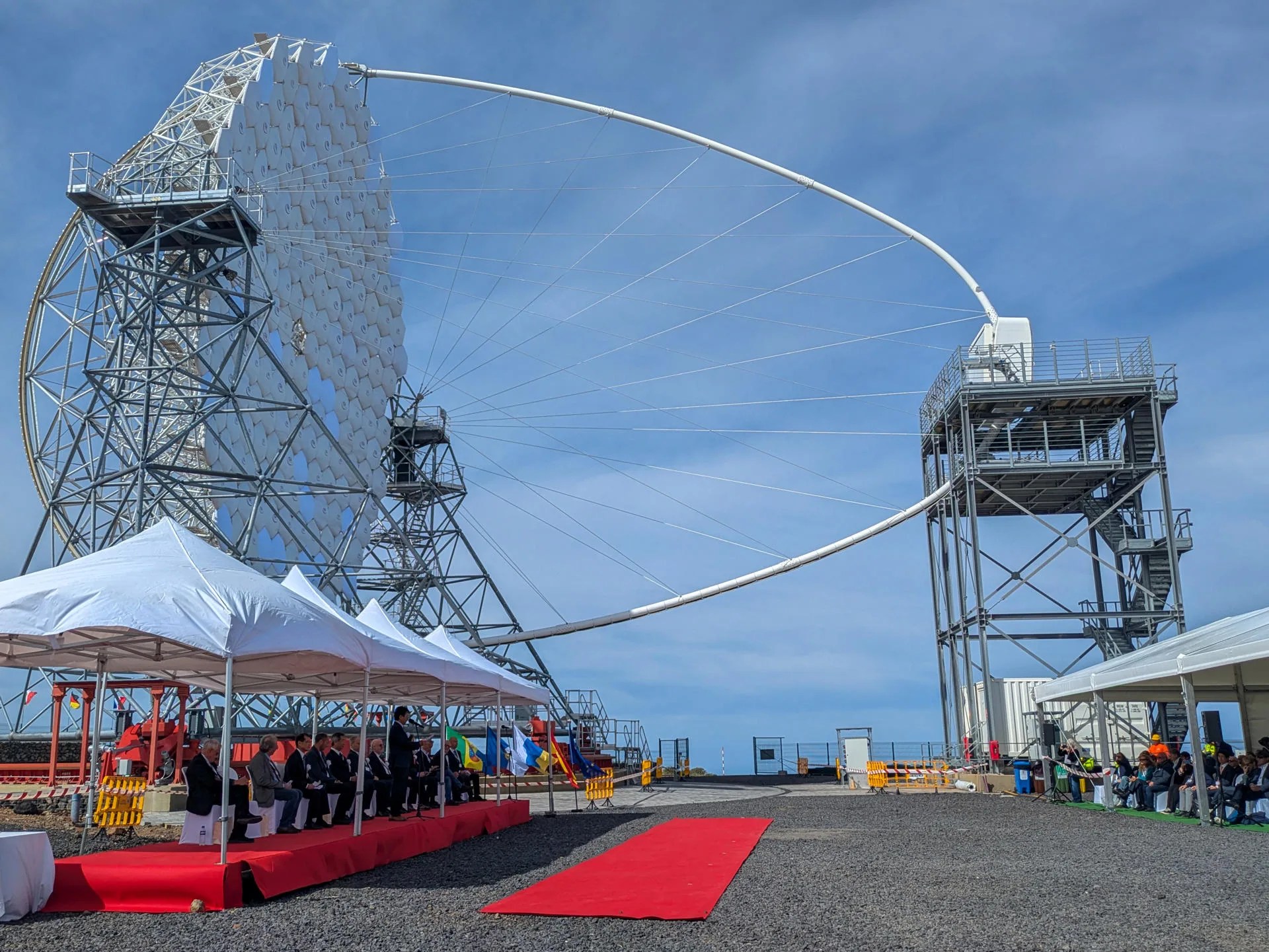 Un consorcio científico conformado por once países inauguró este jueves en el observatorio del Roque de lo Muchachos, en La Palma, los cuatro grandes telescopios que formarán parte de la futura red Cherenkov, diseñados para estudiar algunos de los fenómenos más extremos y energéticos del Universo. EFE/ Luis G. Morera