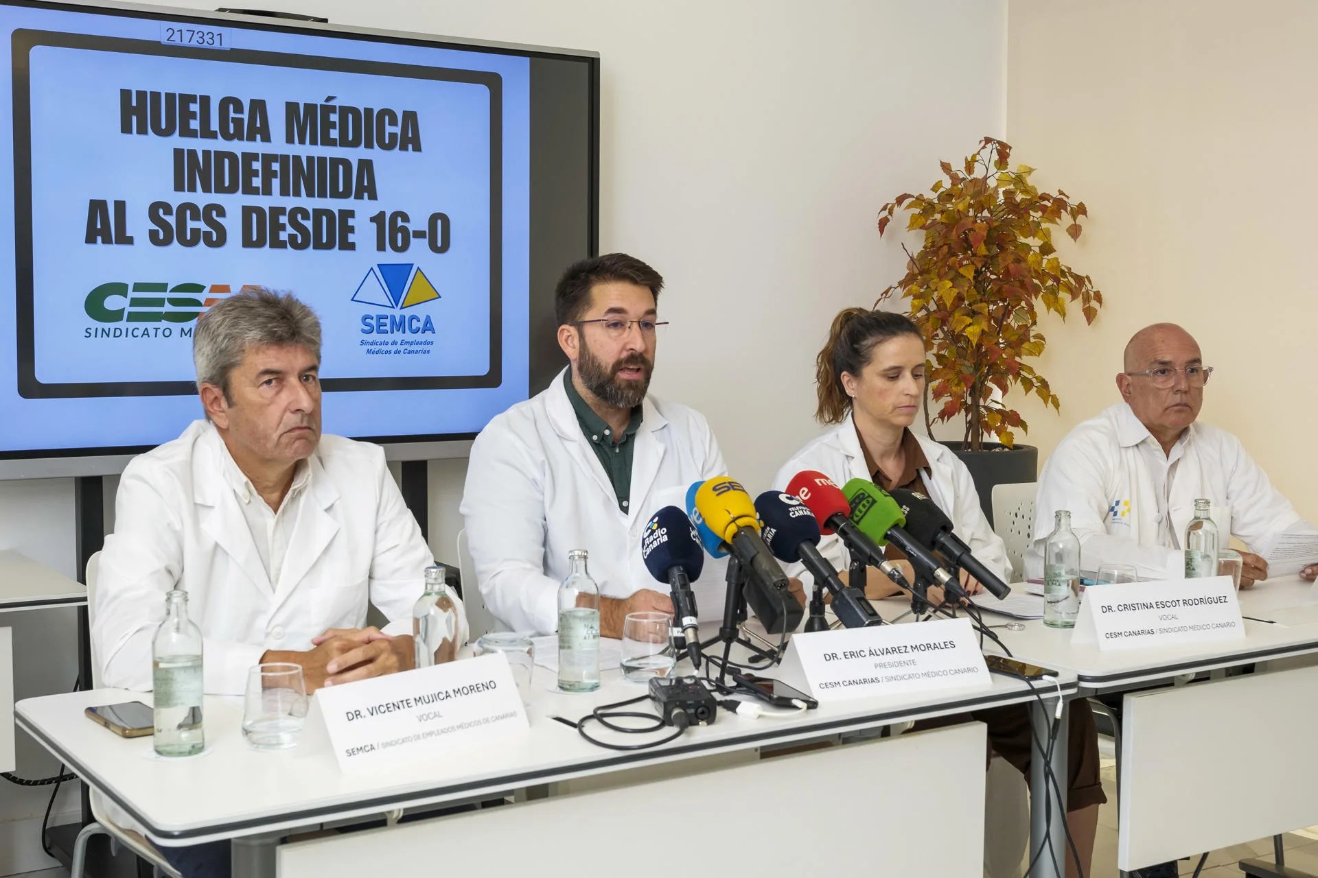 De izquierda a derecha, el vocal de SEMCA Vicente Mujica y el presidente y los vocales de CESM Canarias, Eric Álvarez, Cristina Escort y Levy Cabrera. EFE/Ángel Medina G.