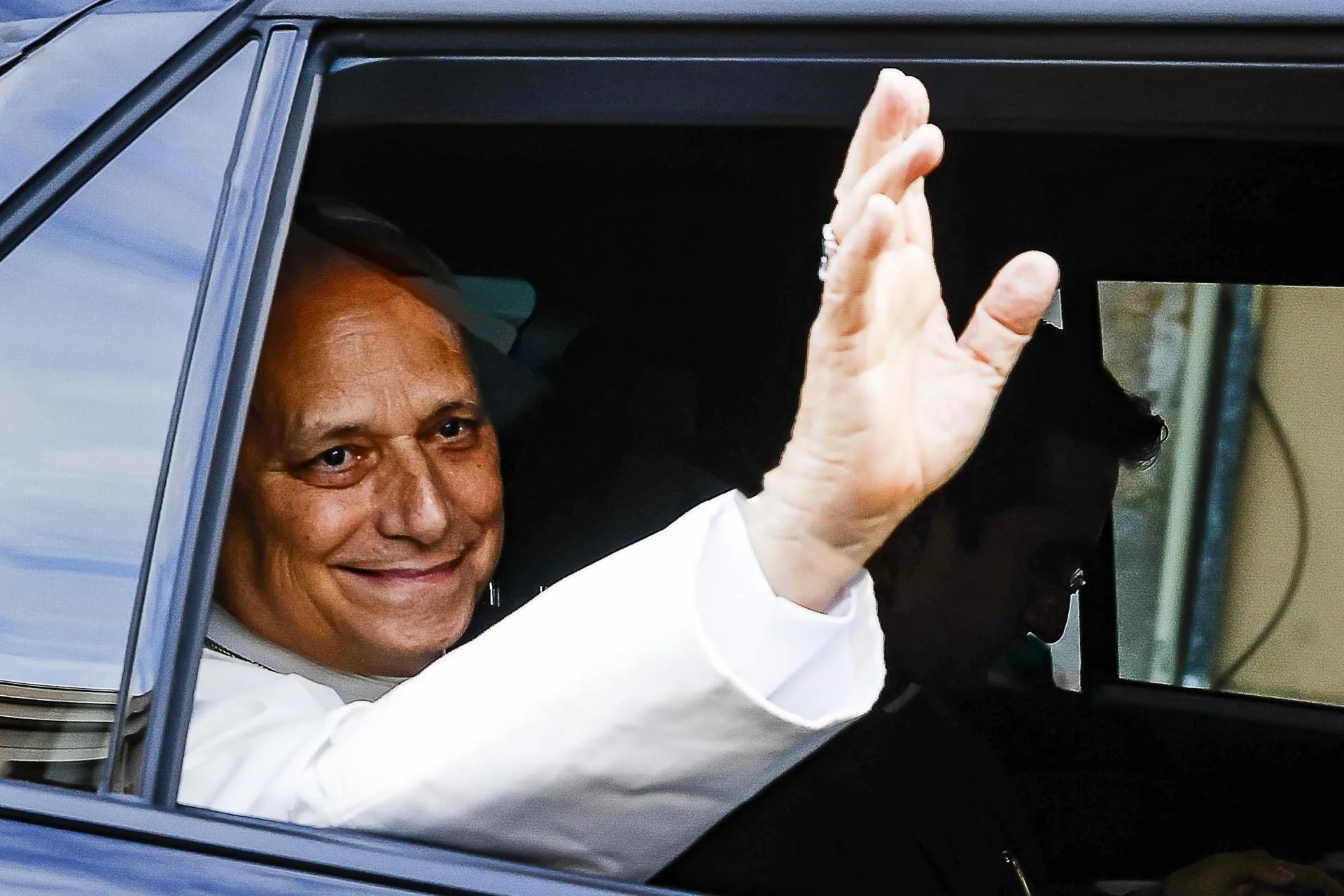 VATICAN CITY (Vatican City State (Holy See)), 17/10/2026.- Pope Leo XIV arrives at the Vatican after he was discharged from the Gemelli Hospital, four days after a surgery to remove a cancerous tumour from his right lung, Vatican City, 17 October 2026. (Papa) EFE/EPA/ANGELO CARCONI
