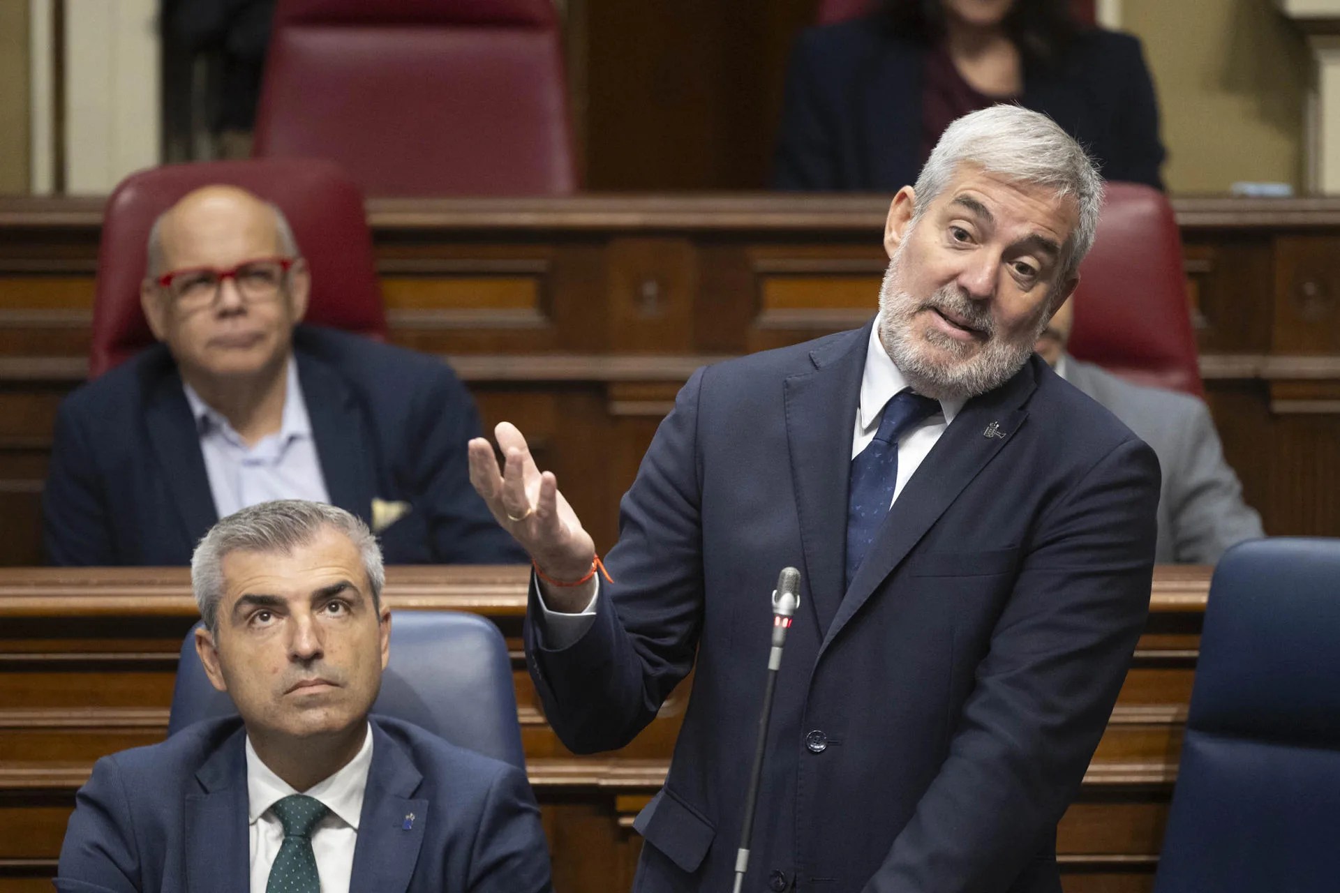 El presidente de Canarias, Fernando Clavijo, responde en la sesión de control al Gobierno en el pleno del Parlamento a preguntas sobre vivienda e inmigración, entre otros asuntos.