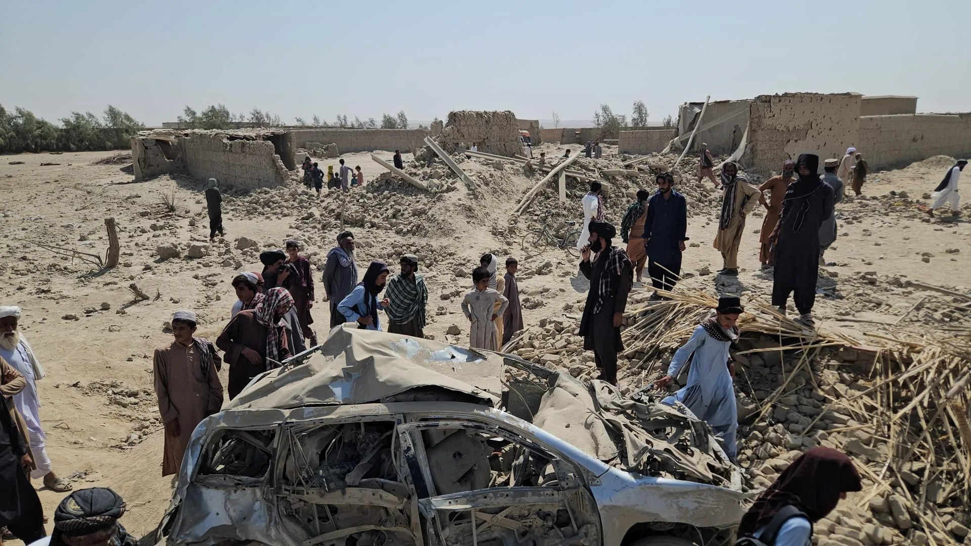 Local resident survey the scene of Pakistani airstrikes in Helmand, Afghanistan, 01 October 2026. EFE-EPA/STRINGER