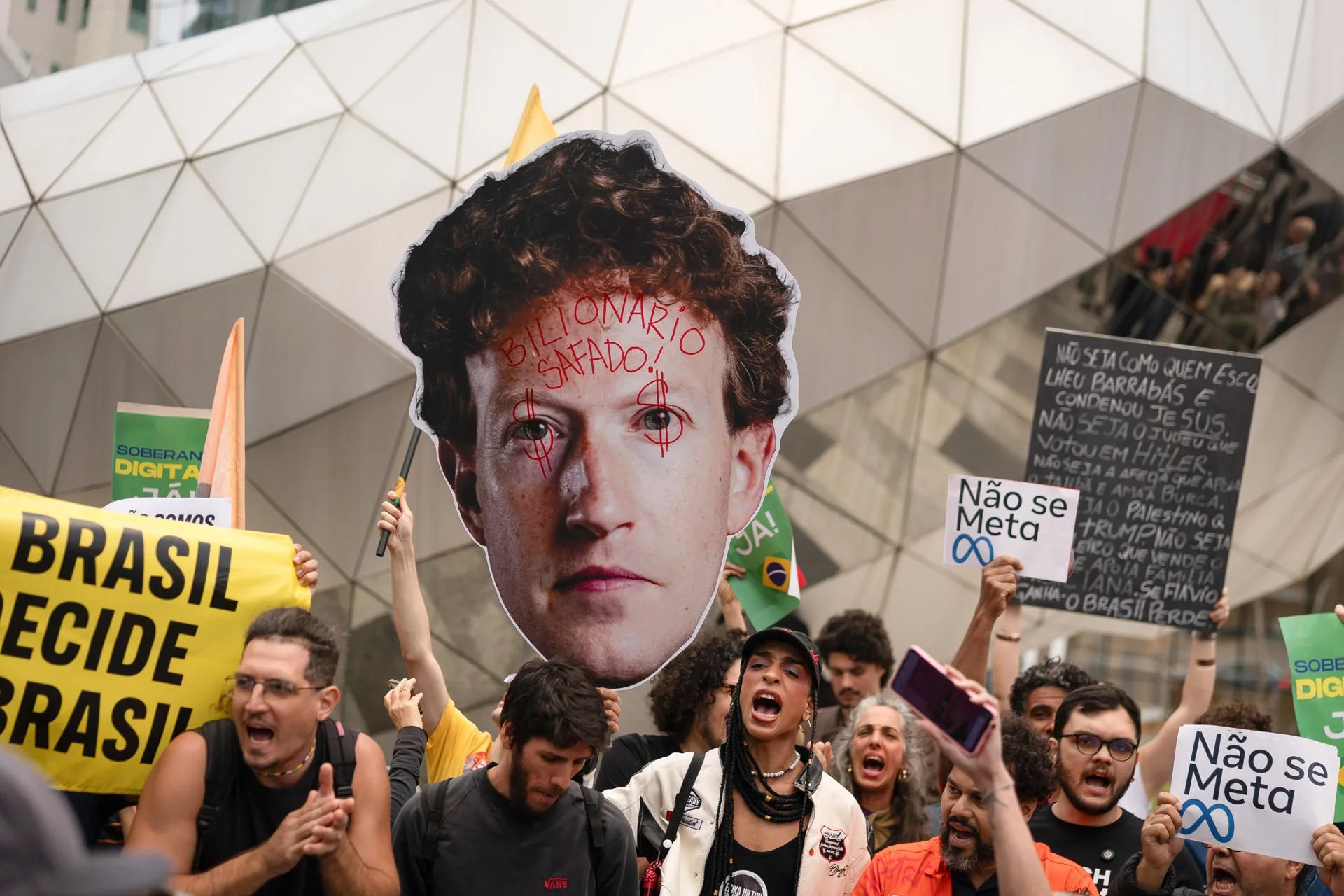 A person holds up a picture of Meta founder Mark Zuckerberg during a protest on Monday in São Paulo, Brazil. Oct. 19, 2026. EFE/ Isaac Fontana
