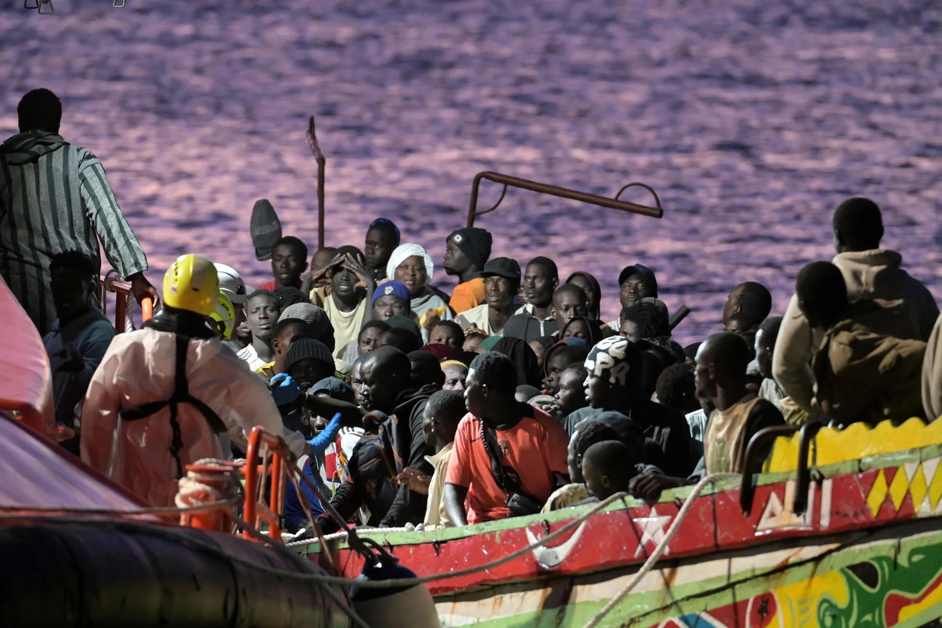 A fourth raft (cayuco in spanish) found in waters near El Hierro brings the total number of migrants who are believed to have landed on the island on Thursday to more than 400.Oct. 22, 2026. EFE/ Gelmert Finol