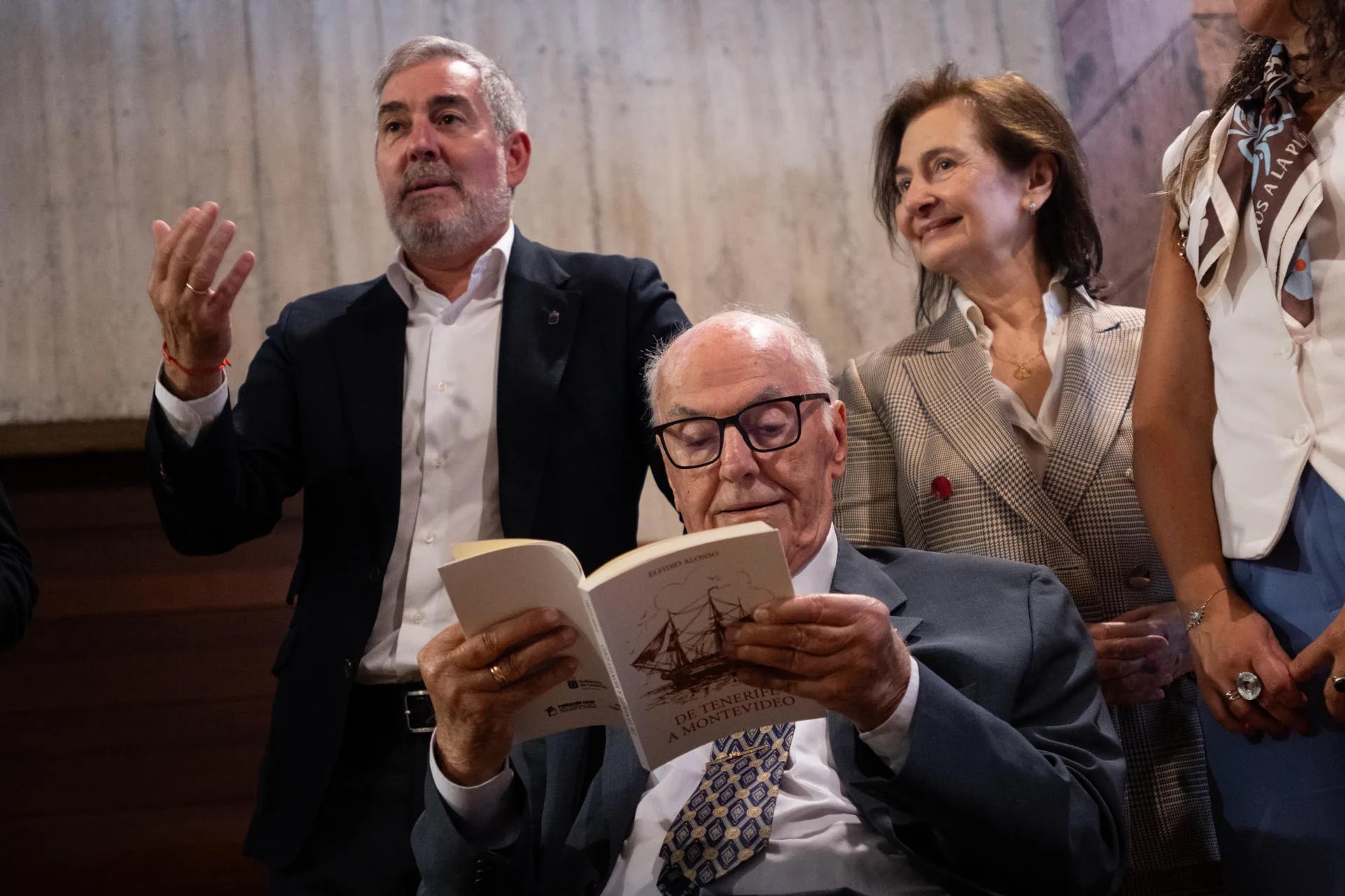 El presidente de Canarias, Fernando Clavijo (i), ha participado este miércoles en un acto para presentar la cuarta reedición de De Tenerife a Montevideo del autor Elfidio Alonso (c), quien ha realizado un coloquio con el presidente del Centro Internacional para la Conservación del Patrimonio (CICOP), Francisco Aznar. EFE/Alberto Valdés