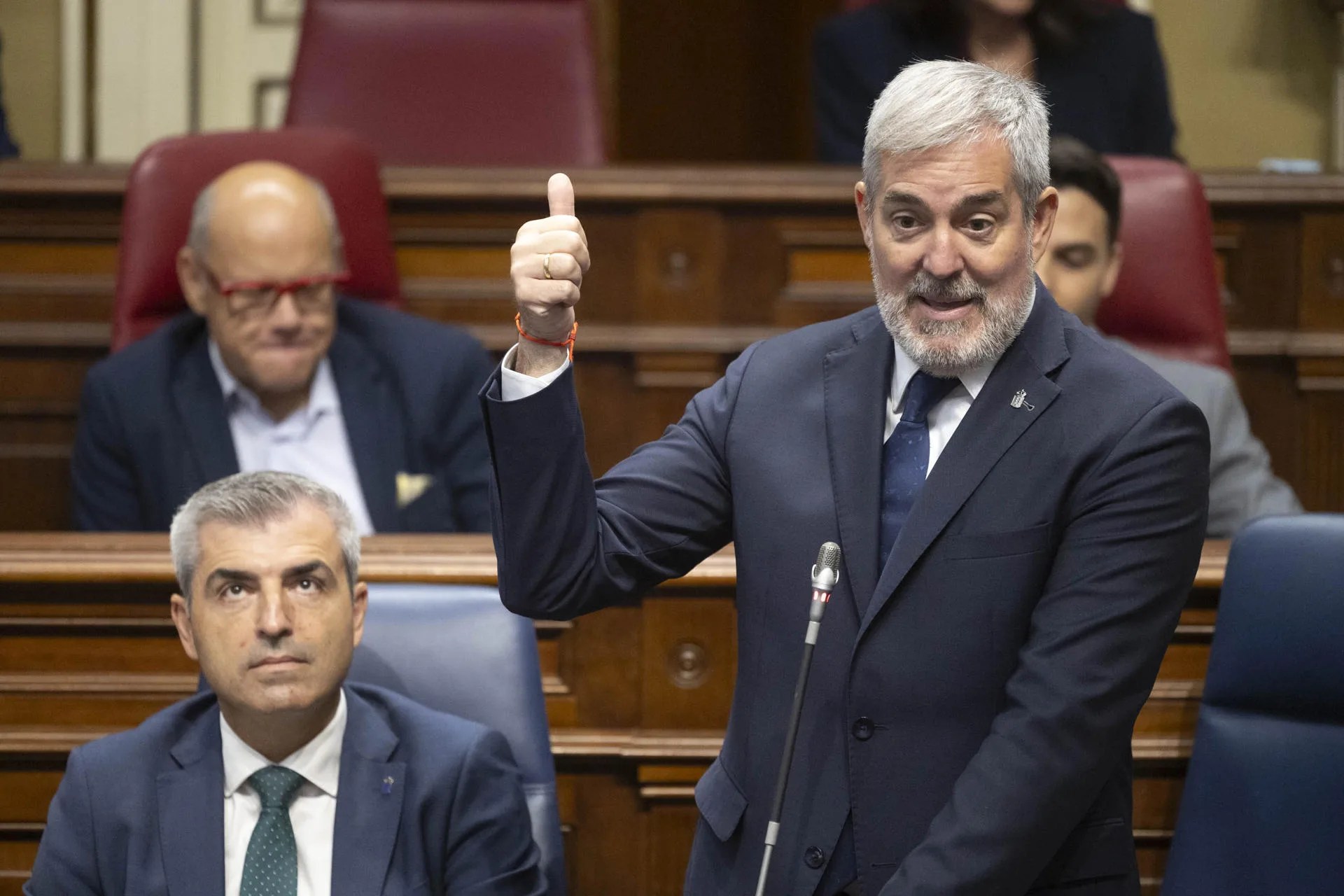 El presidente del Gobierno de Canarias, Fernando Clavijo, respondiendo a preguntas sobre vivienda e inmigración durante la sesión de control al Gobierno en el pleno del Parlamento celebrado este martes. EFE/ Miguel Barreto