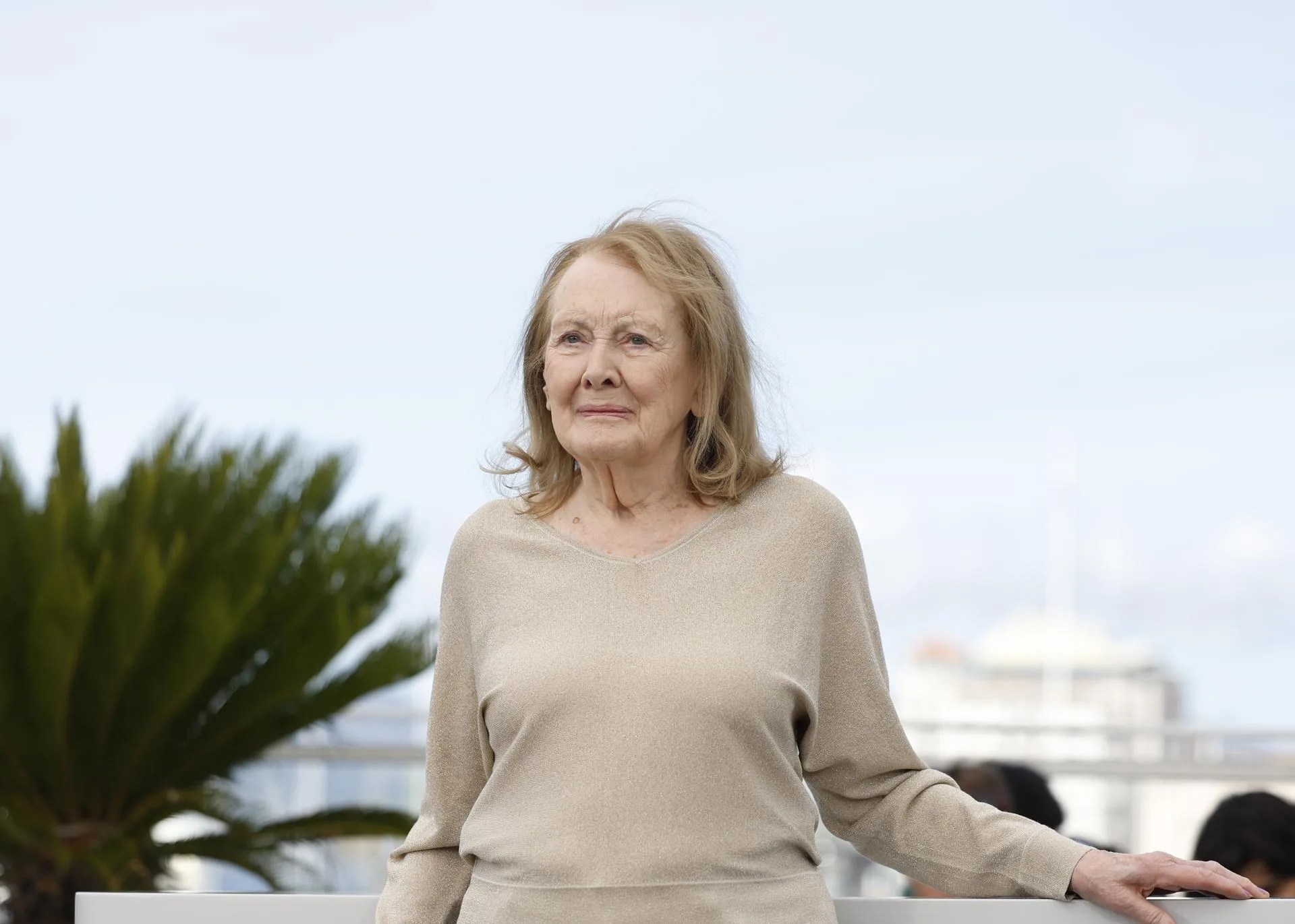 La escritora Annie Ernaux posa para los fotógrafos en el Festival de Cine de Cannes el pasado 17 de mayo, en la presentación de la película 'Mémoire de fille', adaptación de su novela homónima, EFE/Sebastien Nogier