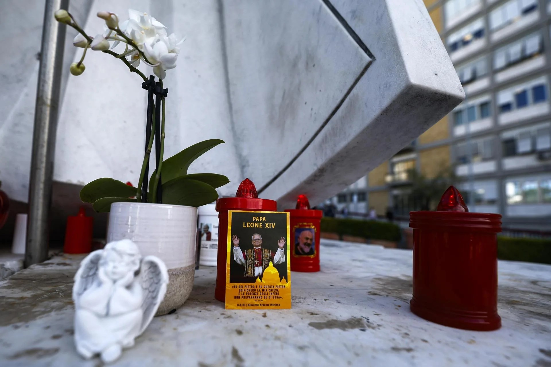 Una fotografía del papa León XIV colocada bajo la estatua de Juan Pablo II frente al Hospital Universitario Agostino Gemelli. (Papa, Santa Sede, Italia, Roma) EFE/EPA/ANGELO CARCONI