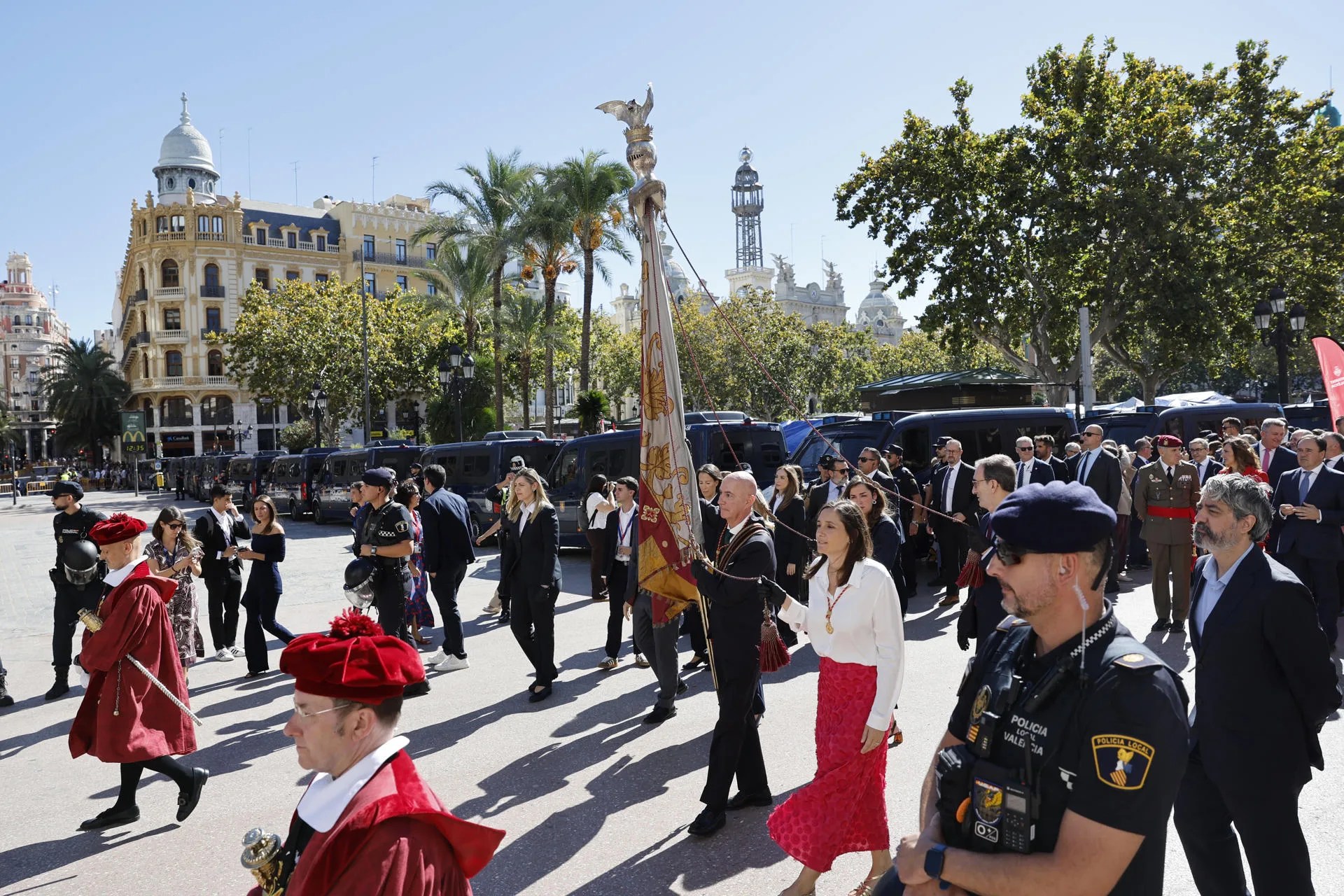 Vista de la Procesión Cívica de la Reial Senyera que ha recorrido las calles de València. EFE/Ana Escobar
