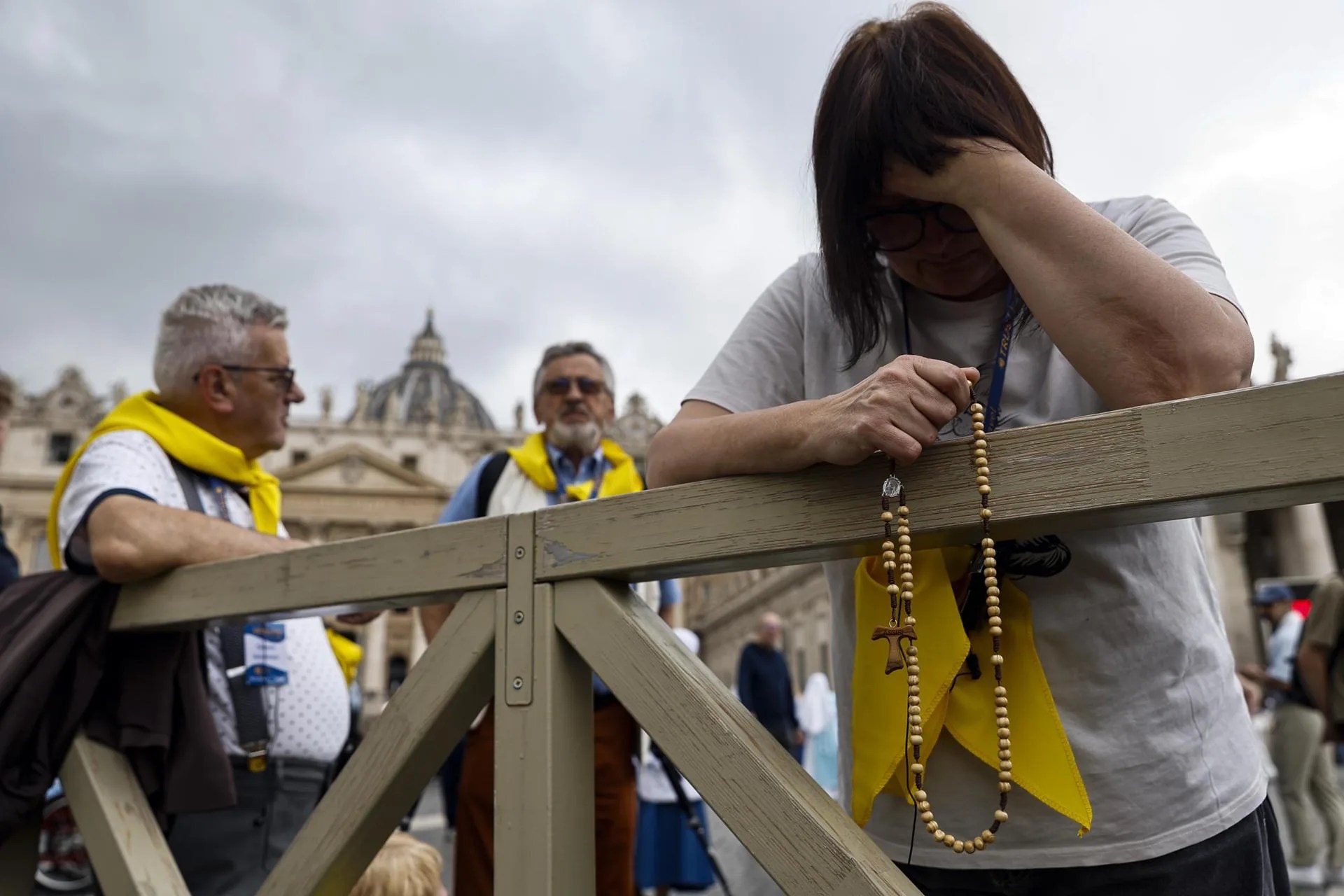 Faithful gather to attend the Angelus prayer led by Pope Leo XIV from the window of his office overlooking Saint Peter's Square in Vatican City, 18 October 2026. EFE-EPA/ANGELO CARCONI
