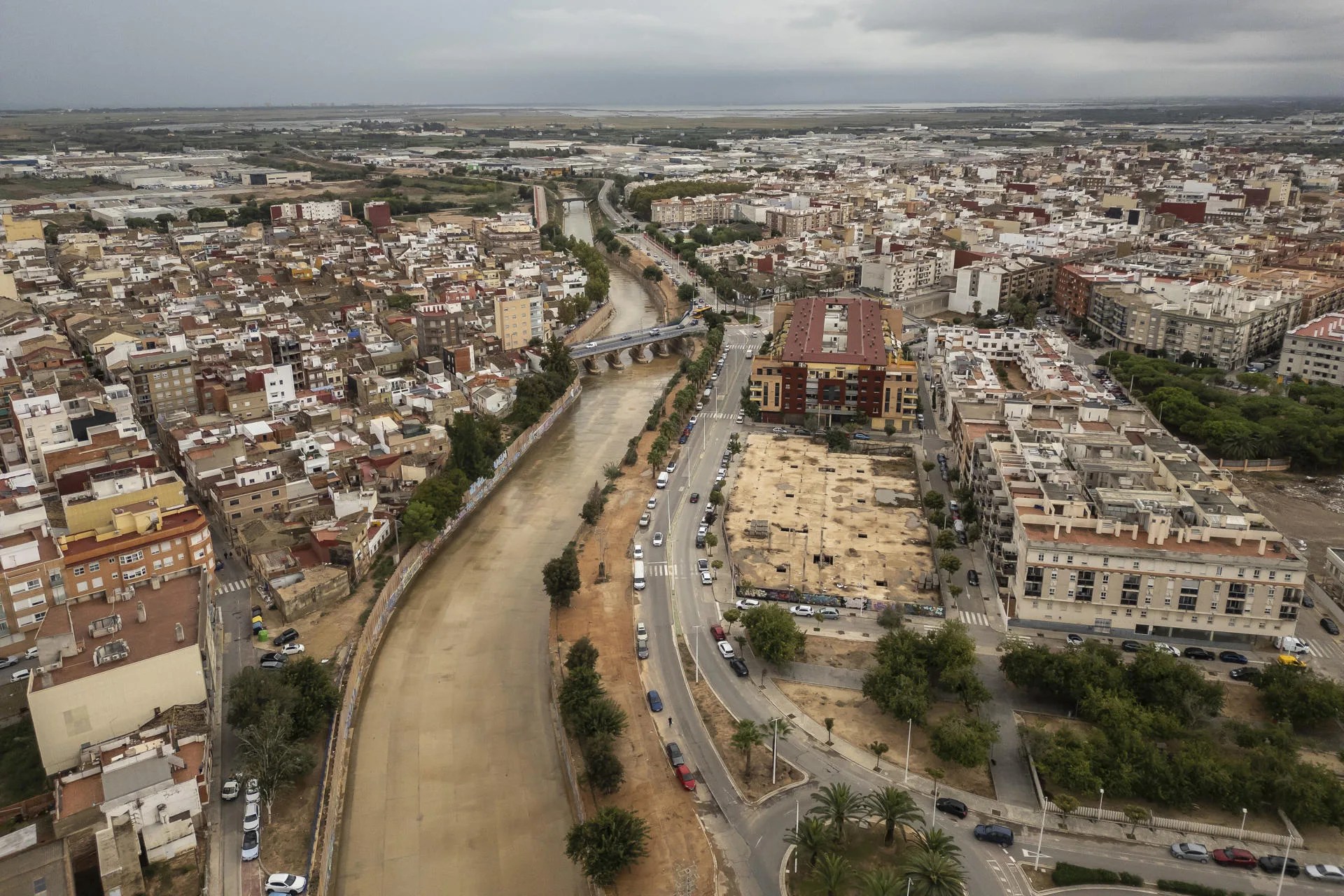 CATARROJA (VALENCIA), 29/10/2025.- Vista general tomada con un dron del barranco del Poyo a su paso por Catarroja y Massanasa, en el primer aniversario de la dana que causó lluvias torrenciales e inundaciones en mortales en la Comunidad Valenciana y otras regiones de España, en la que murieron 229 personas y dejó localidades arrasadas. EFE/Biel Aliño

