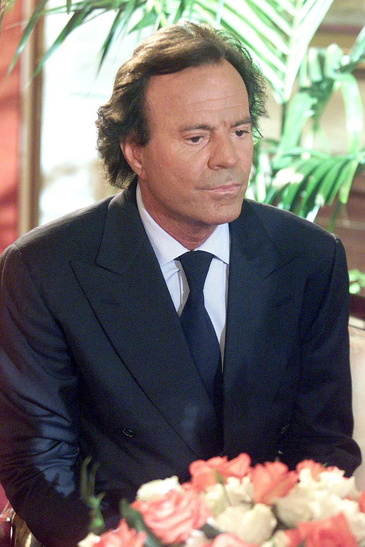 (FILE). The most famous Latin singer of the world, Julio Iglesias, 57, heads a press conference at Hassler Hotel on Wednesday, 16 May 2001 to launch in Italy his new CD "Una donna puo' cambiare la vita" (A woman can change the life) and to promote his tour in Italy, where he returns on the stage after 20 years. May 16, 2021. EPA PHOTO ANSA/FILIPPO MONTEFORTE/pal-BW