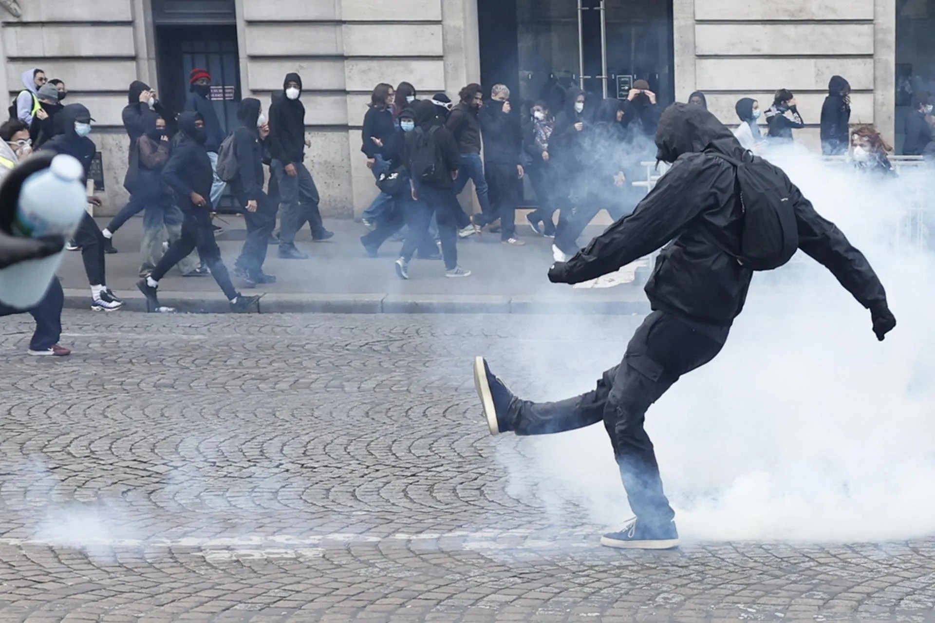Protesters clash with police guarding access to Place de la Madeleine during a demonstration against rising living costs and cuts to public services in Paris, France, 17 October 2026. EFE-EPA/MOHAMMED BADRA
