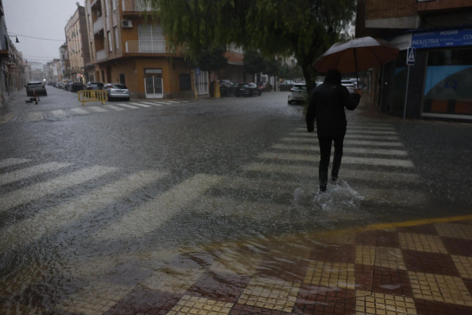 Una persona cruza una calle anegada . -EFE/ Kai Forsterling