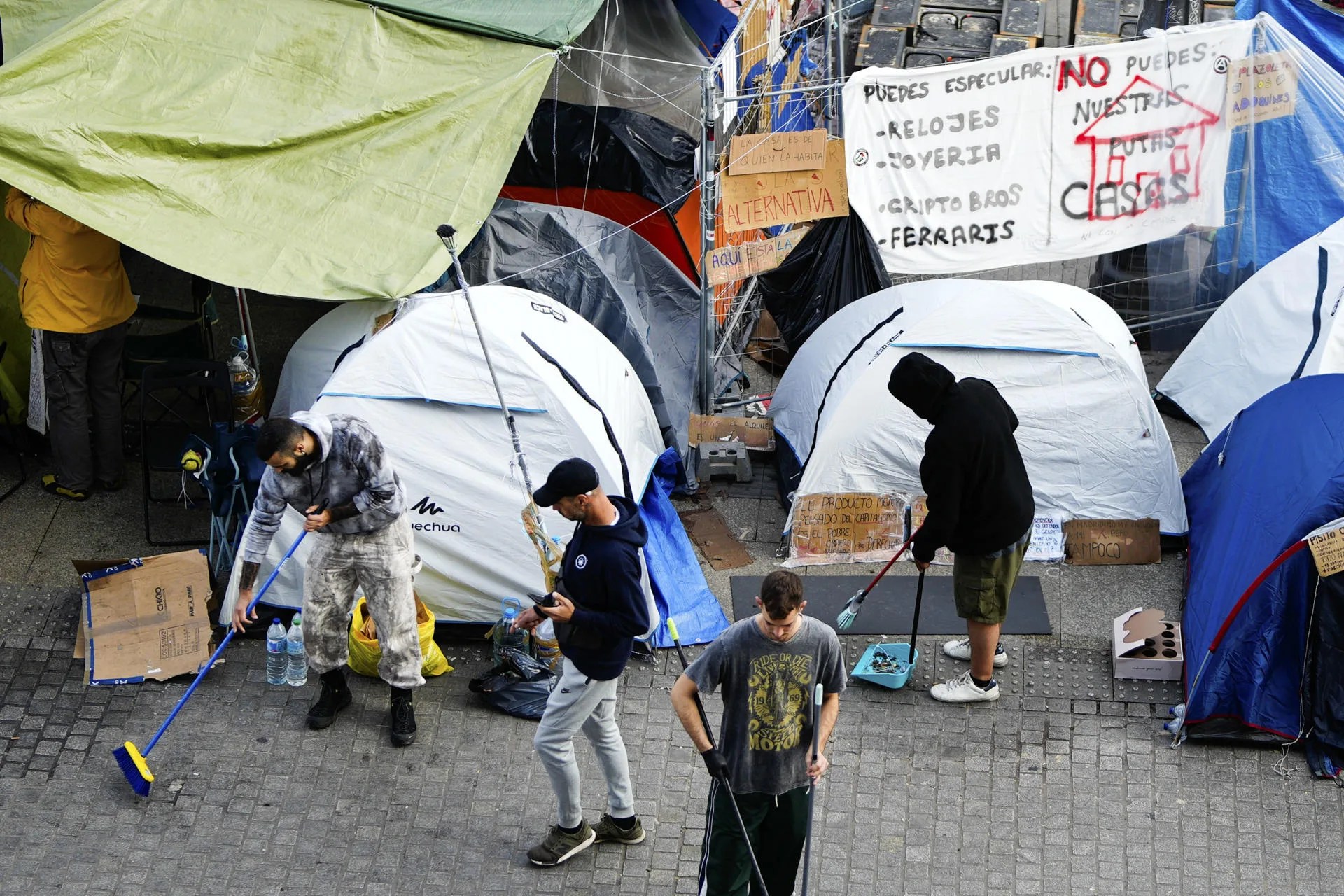 El Tribunal Superior de Justicia de Madrid (TSJM) ha rechazado forzar a la Delegación del Gobierno a desalojar inmediatamente la acampada por el derecho a la vivienda de la Puerta del Sol, como solicitaba de manera cautelarísima el Ejecutivo regional de Isabel Díaz Ayuso. EFE/ Borja Sánchez-Trillo

