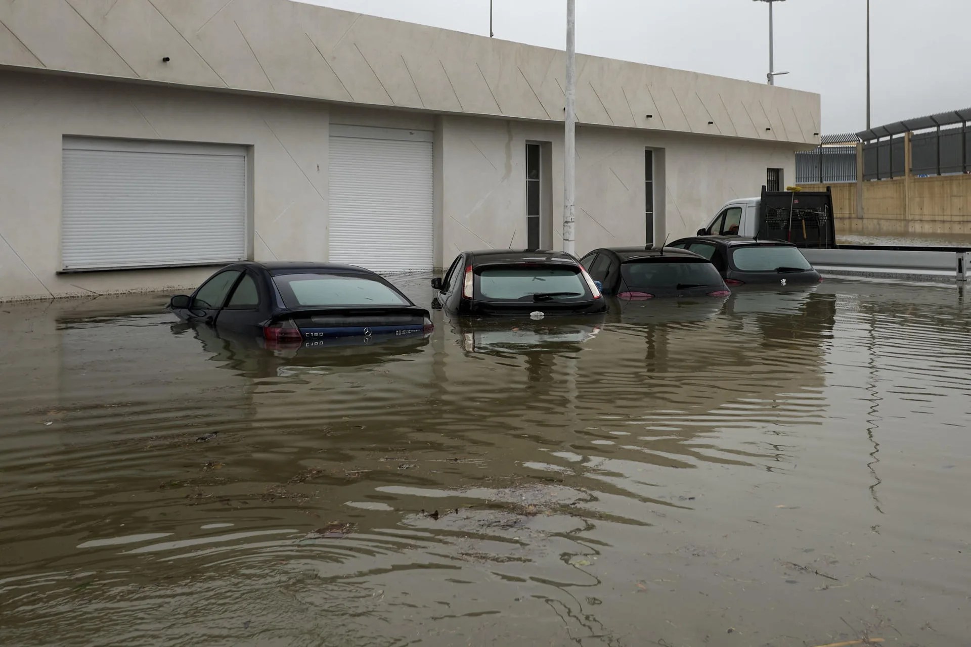 GANDÍA (VALENCIA), 19/10/2026.- Inundaciones en una zona próxima a la playa de Venecia, en el Grao de Gandía este lunes. La dana Adam, que ya ha dejado dos fallecidos, está provocando lluvias "extraordinarias" e importantes inundaciones en Valencia y Alicante, con acumulados superiores a los 600 litros por metro cuadrado, desbordamientos de ríos y personas atrapadas en tejados, una situación que ha llevado a la Generalitat Valenciana a preparar una orden de confinamiento para los municipios afectados. EFE/Natxo Francés
