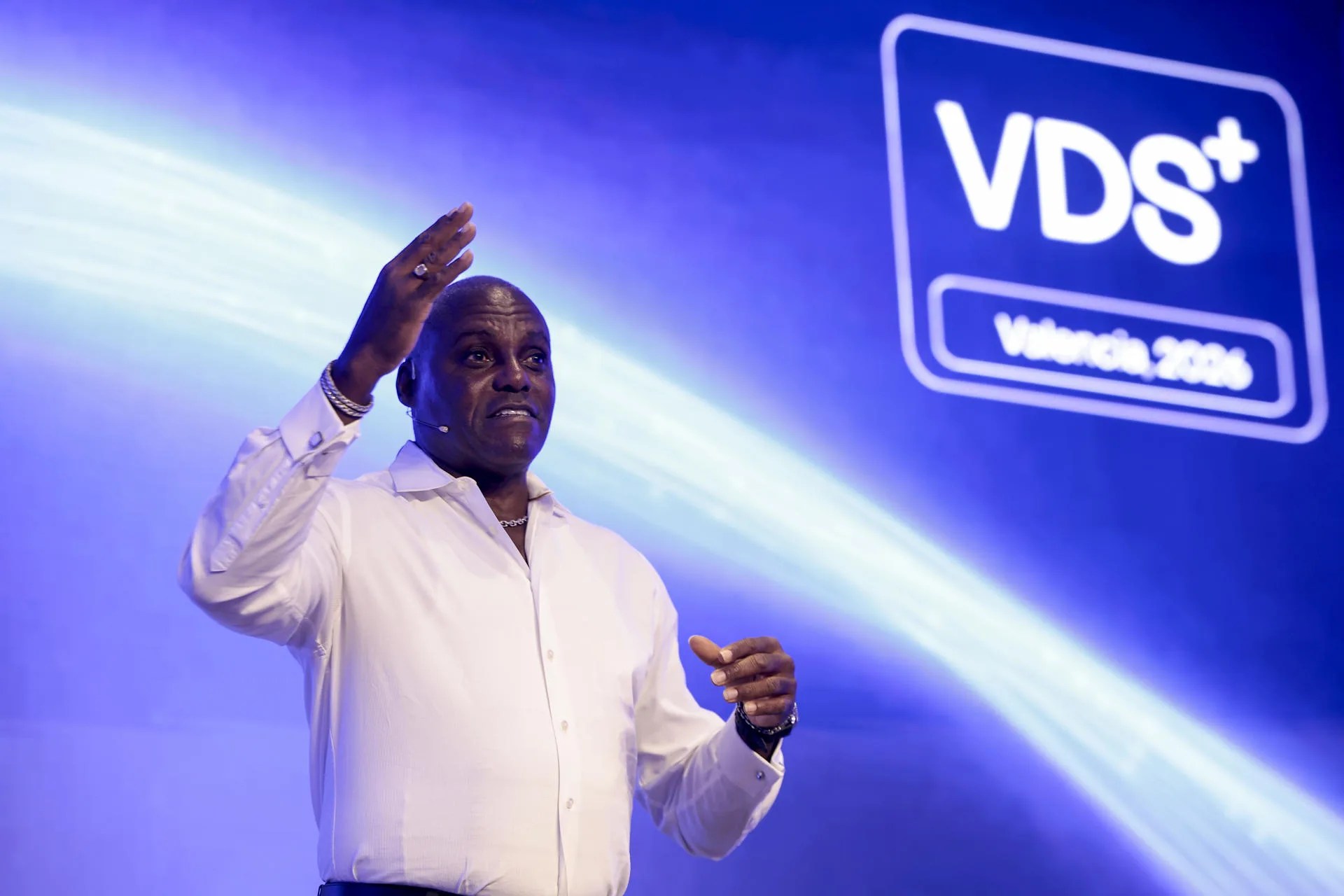 El atleta, Carl Lewis, ganador de nueve oros olímpicos y reconocido como World Athlete of the Century, durante su ponencia en la novena edición del evento tecnológico internacional VDS que reúne entre este miércoles y el jueves a más de 600 ponentes y despliega más de 200 sesiones en torno a la inteligencia artificial, la defensa, la salud y el futuro del trabajo. EFE/Biel Aliño
