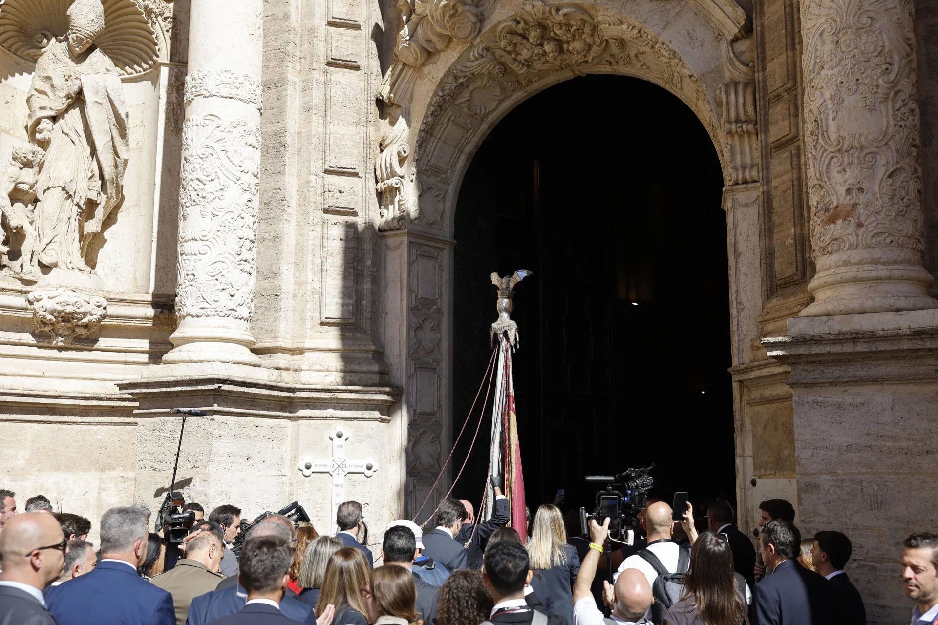 Entrada de la Reial Senyera a la catedral de Valèencia tras la Procesión Cívica. EFE/Ana Escobar
