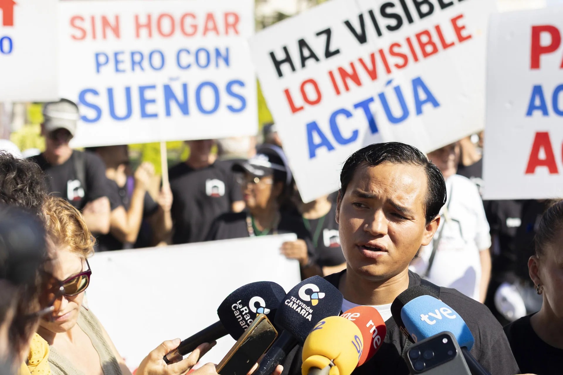 Coincidiendo con el Día de las Personas sin Hogar, un joven nicaragüense y una jubilada grancanaria que se vieron en la calle al perder el techo donde podían cobijarse, y que hoy viven acogidos por Cáritas, han advertido de que la emergencia habitacional "nos afecta a todos". Rudy Alorriga (en la imagen) y Ana del Pino han dado la cara para ofrecer sus respectivos testimonios de vida en el marco de una jornada reivindicativa organizada a nivel nacional por la ONG de la Iglesia Católica con el lema "Un hogar es mucho más que un sitio donde vivir, es un lugar al que pertenecer". EFE/ Quique Curbelo