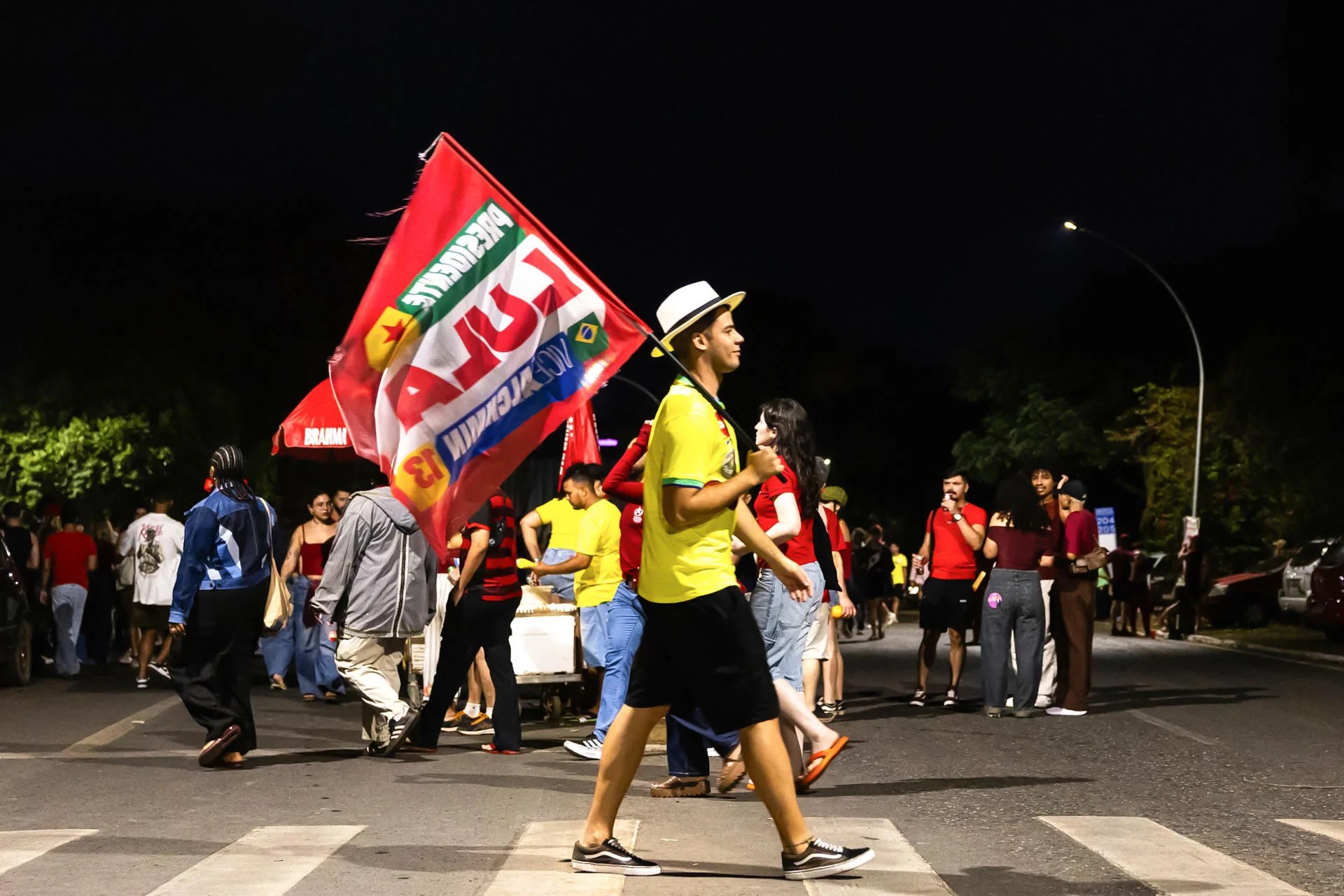 A supporter of Brazilian President and re-election candidate Luiz Inácio Lula da Silva holds a flag on Election Day in Brasília, Brazil, 04 October 2026. EFE/ Vinícius Santa Rosa
