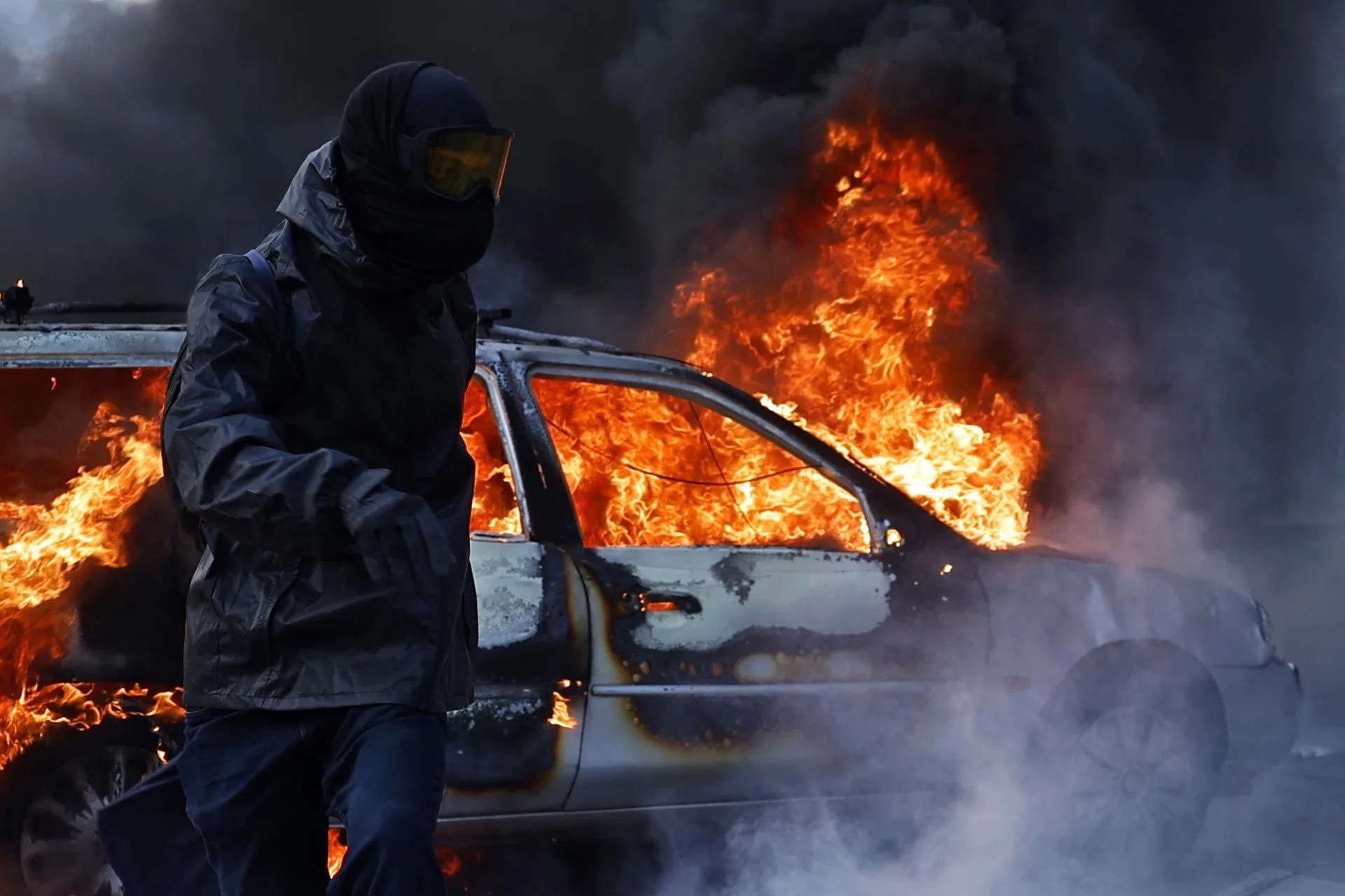A car burns at Place de la Republique as clashes break out between protesters and police during a demonstration against rising living costs and cuts to public services in Paris, France, 17 October 2026. EFE-EPA/YOAN VALAT
