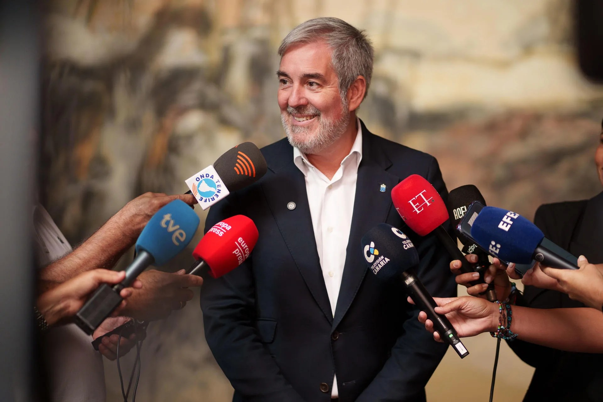 El presidente de Canarias, Fernando Clavijo, ha considerado este lunes que los problemas no desaparecen por la convocatoria de elecciones generales y ha precisado que hay 55 días hasta los comicios del 29 de noviembre para sacar adelante los retos pendientes de las islas. EFE/Ramón de la Rocha