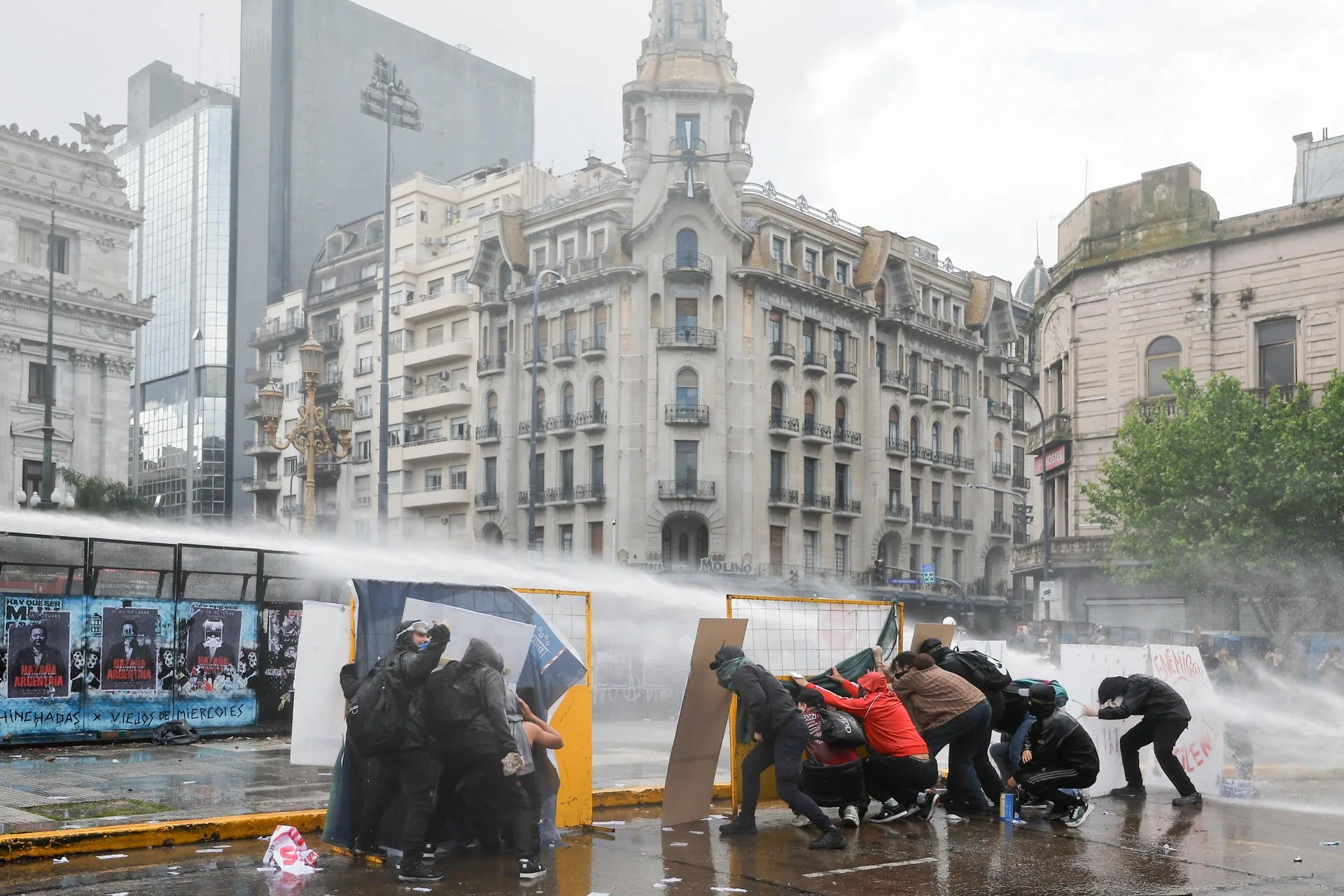 Protesters and police clash during a demonstration against the government of Argentine President Javier Milei in Buenos Aires on Oct. 15, 2026. EFE/Juan Ignacio Roncoroni