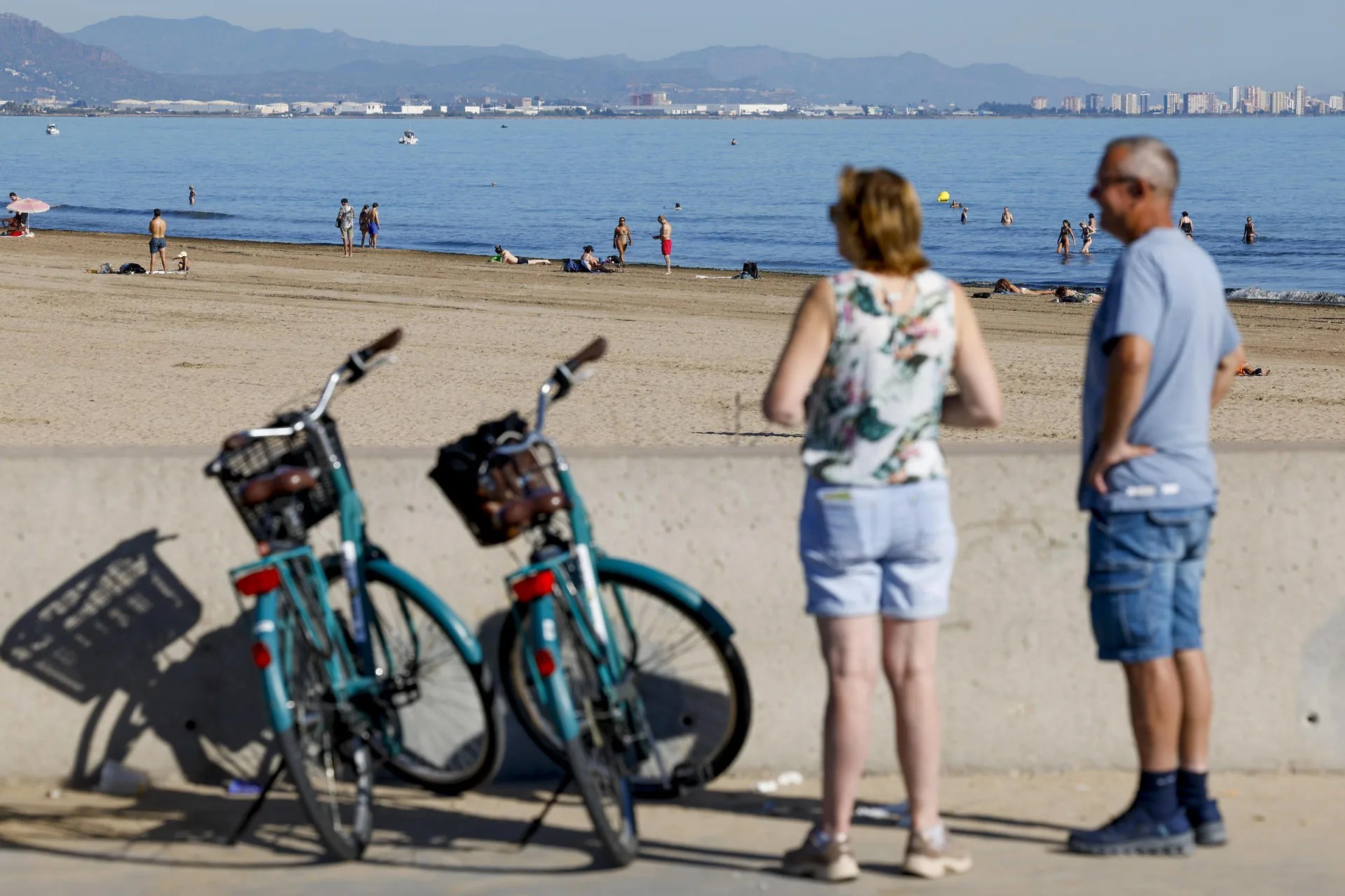 Vista de gente este lunes festivo en la playa de València, en un mes de octubre que también está siendo cálido en la Comunitat Valenciana. EFE/ Ana Escobar
