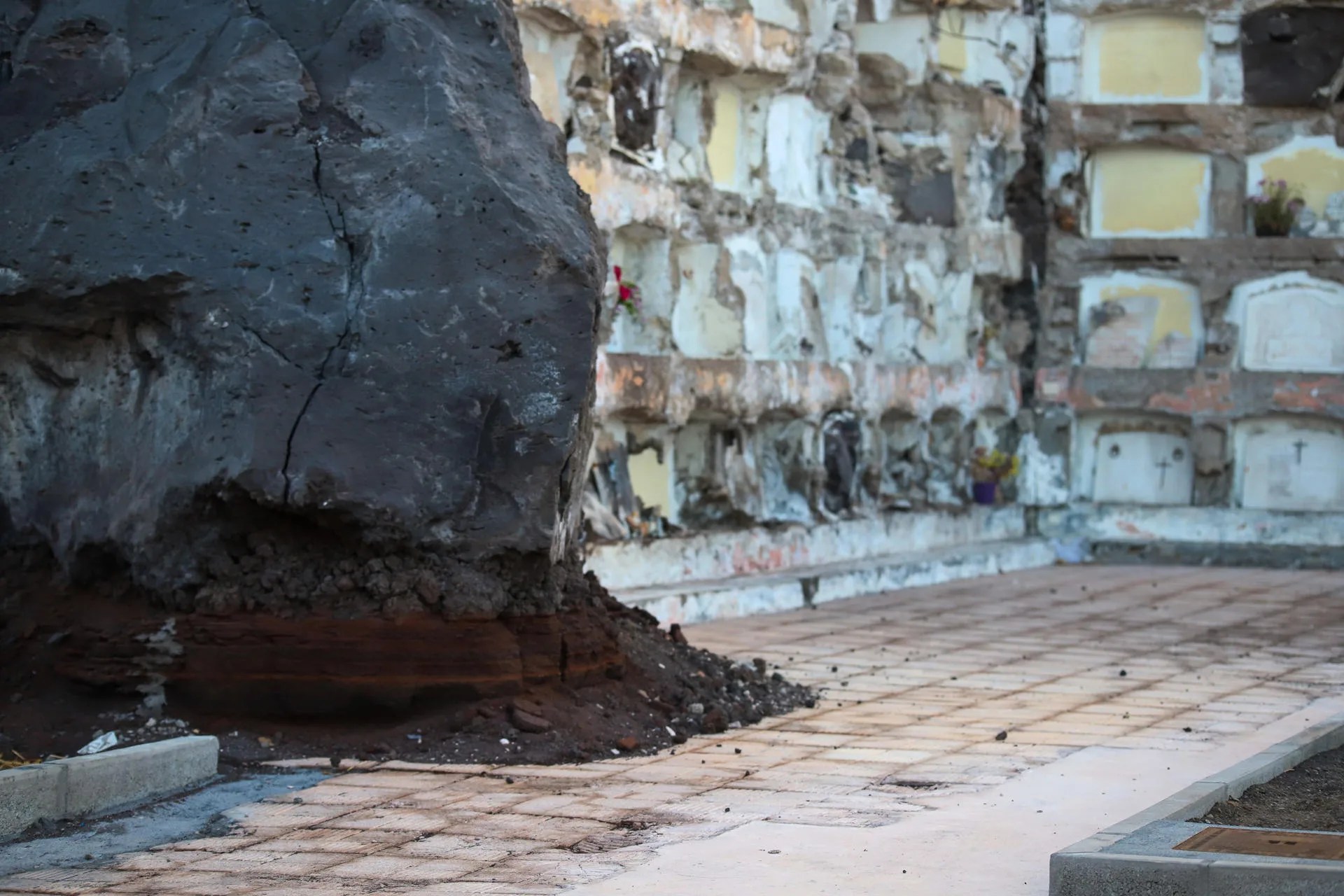 El cementerio de Nuestra Señora de Los Ángeles, en Las Manchas, tras la retirada de unos 30.000 metros cúbicos de lava que afectaron al 65 % del recinto durante la erupción de 2021. EFE / LUIS G MORERA