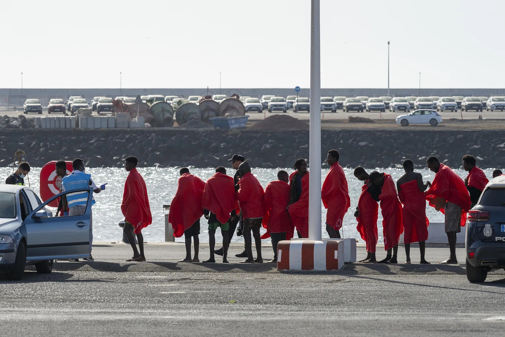 Foto tomada el 16 de septiembre a la llegada al puerto de Arrecife (Lanzarote) de los 82 ocupantes de la neumática donde presuntamente ocurrieron los hechos. EFE/Adriel Perdomo