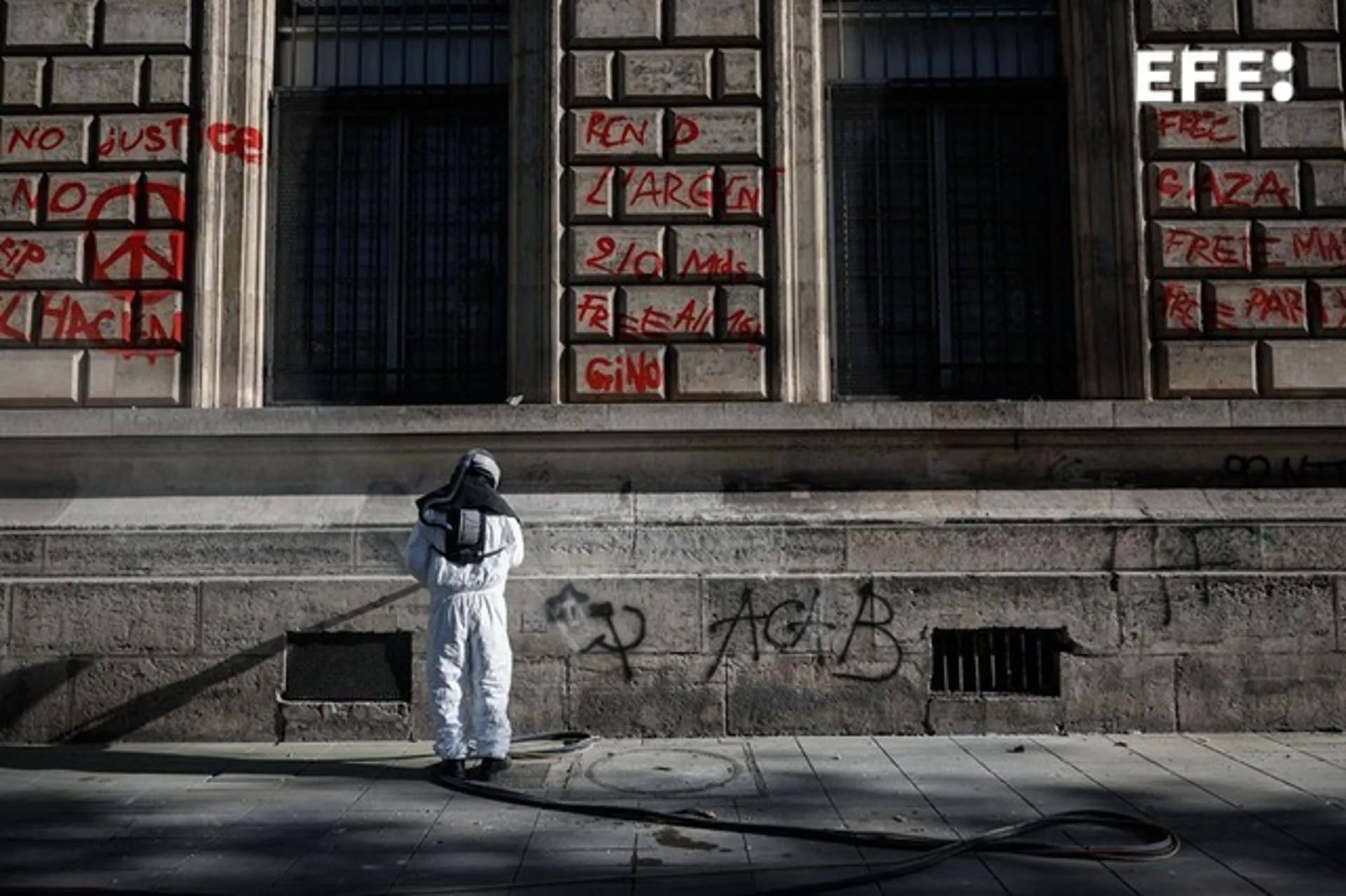 A municipal worker removes graffiti written by protesters from a wall in the aftermath of clashes between riot police and demonstrators during nationwide protests against the high cost of living in the country, in Paris, France, 18 October 2026. EFE-EPA/MOHAMMED BADRA