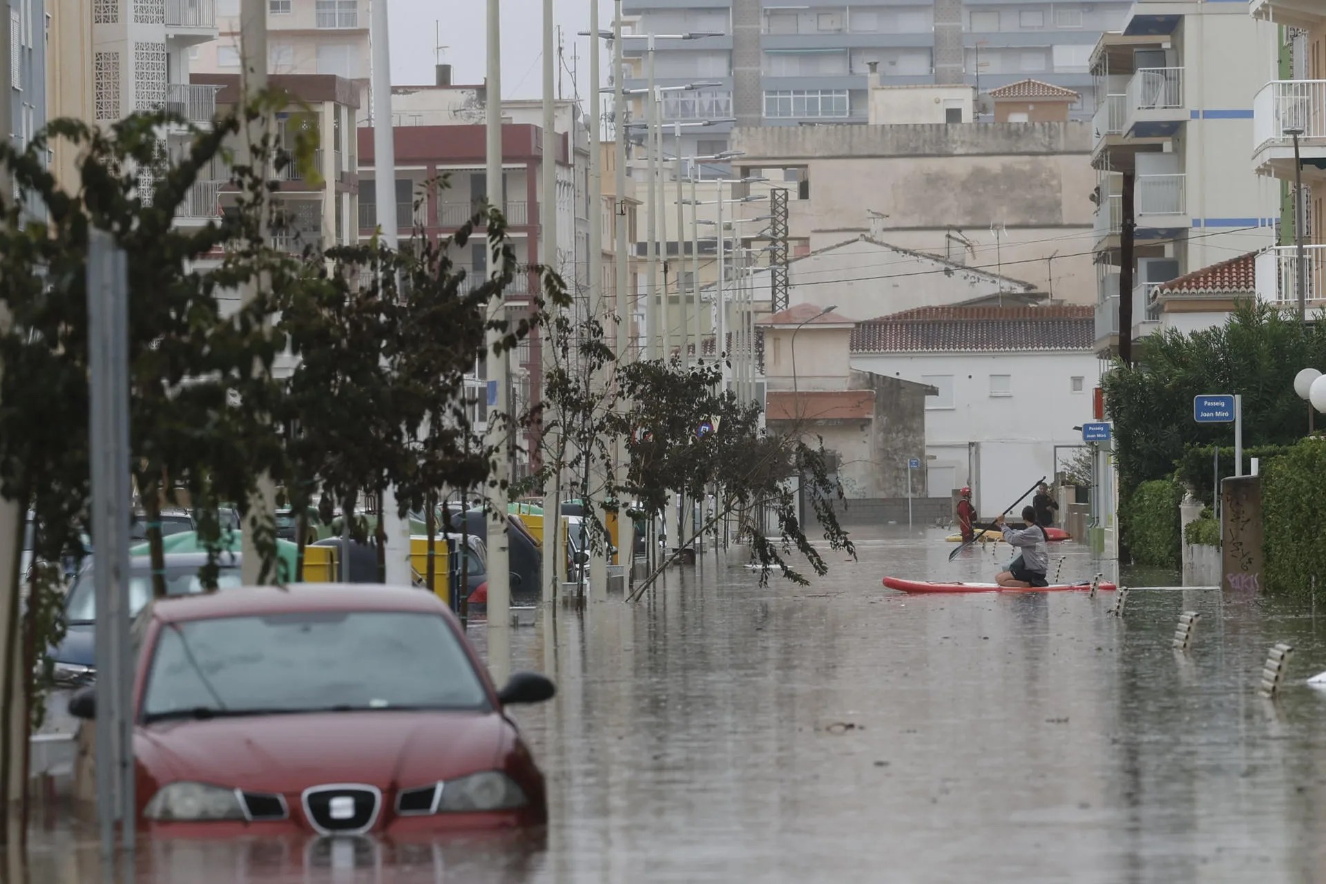 Streets flooded following the passage of Storm Adam in Guardamar de la Safor (Valencia), Spain, 19 October 2026. Adam Storm has already claimed two lives and is causing 'extraordinary' rainfall and severe flooding in Valencia and Alicante, with rainfall totals exceeding 600 litres per square metre, rivers bursting their banks and people trapped on rooftops – a situation that has led the Valencian Regional Government to prepare a lockdown order for the affected municipalities EFE/ Manuel Bruque
