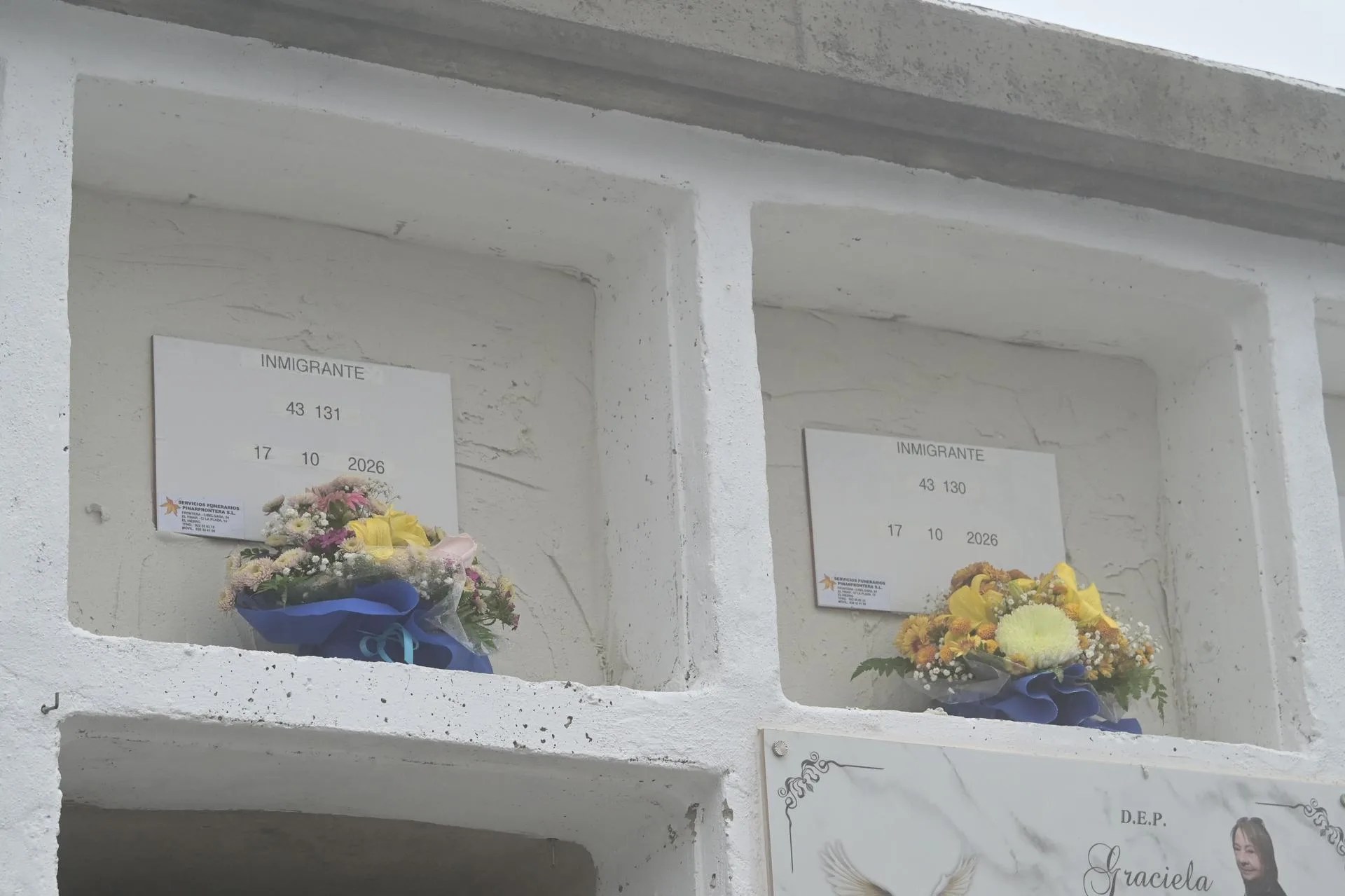 Nichos donde reposan los restos de los ocupantes números 130 y 131 del cayuco del 17 de octubre. EFE/ Gelmert Finol