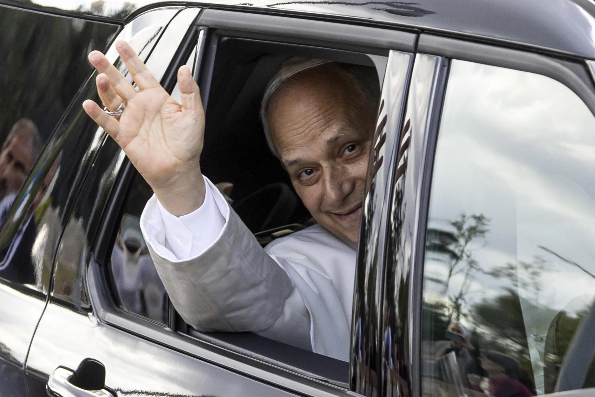 Roma (Italy), 17/10/2026.- Pope Leo XIV leaves the Gemelli Hospital, four days after a surgery to remove a cancerous tumour from his right lung, in Rome, Italy, 17 October 2026. (Papa, Italia, Roma) EFE/EPA/MASSIMO PERCOSSI
