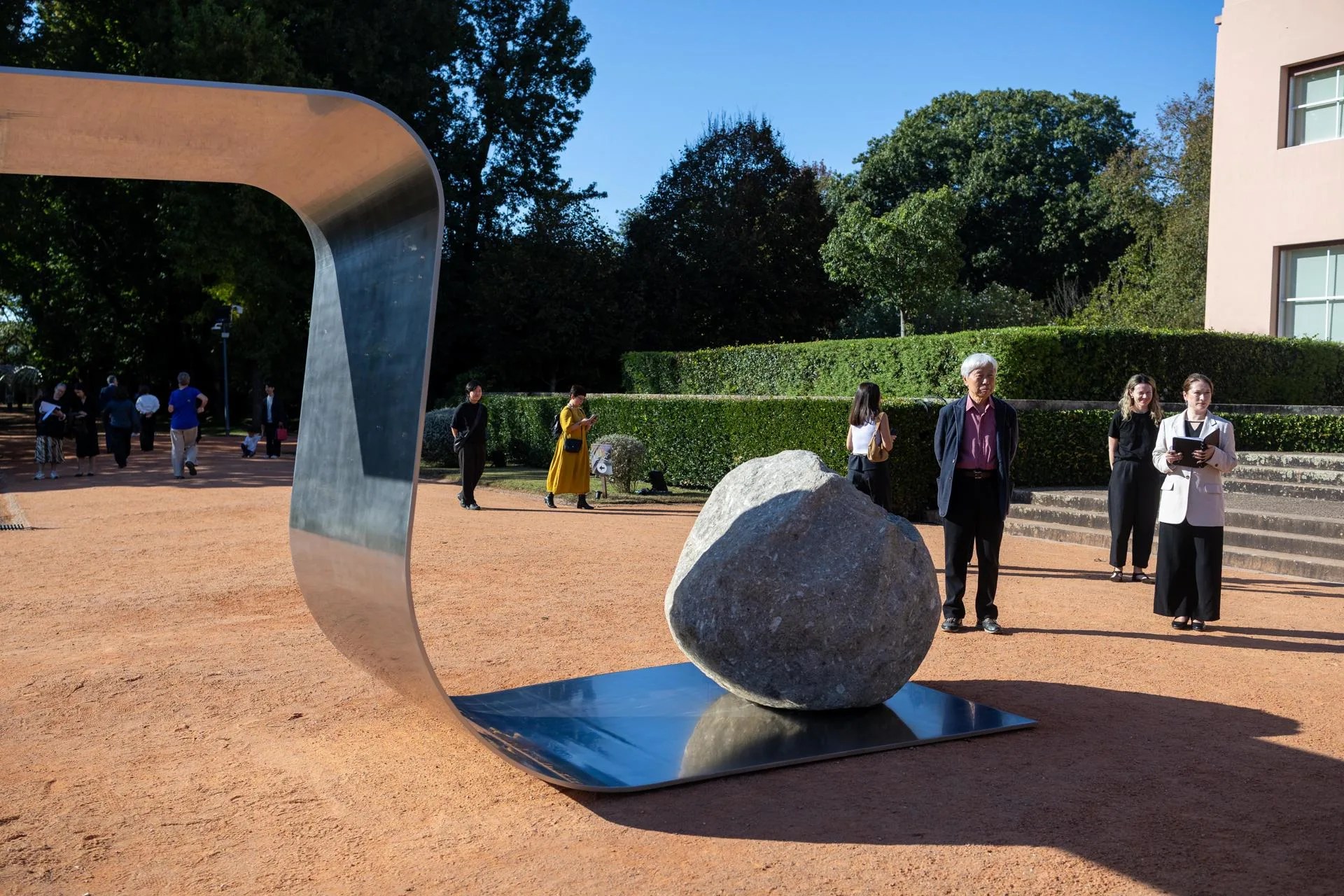 El pintor y escultor surcoreano Lee Ufan exhibe en la Fundación Serralves de Oporto, hasta marzo de 2027, 'Fragmentos del infinito'. EFE/Fundación Serralves/Diogo Baptista/IMAGEN CEDIDA/CRÉDITO OBLIGATORIO