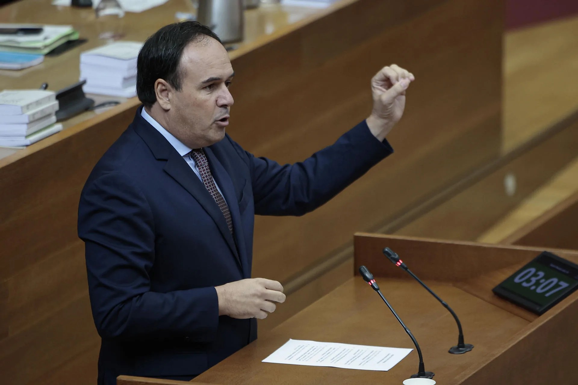 GRAFCVA6151. VALÈNCIA, 08/10/2026.- El president de la Generalitat, Juanfran Pérez Llorca, responde en la sesión de control del pleno de Les Corts Valencianes a preguntas de los grupos parlamentarios sobre la situación actual de la Comunitat Valenciana, el supuesto dosier sobre él que se habría encargado en el PP y las medidas del Consell para facilitar el acceso a la vivienda. EFE/Biel Aliño
