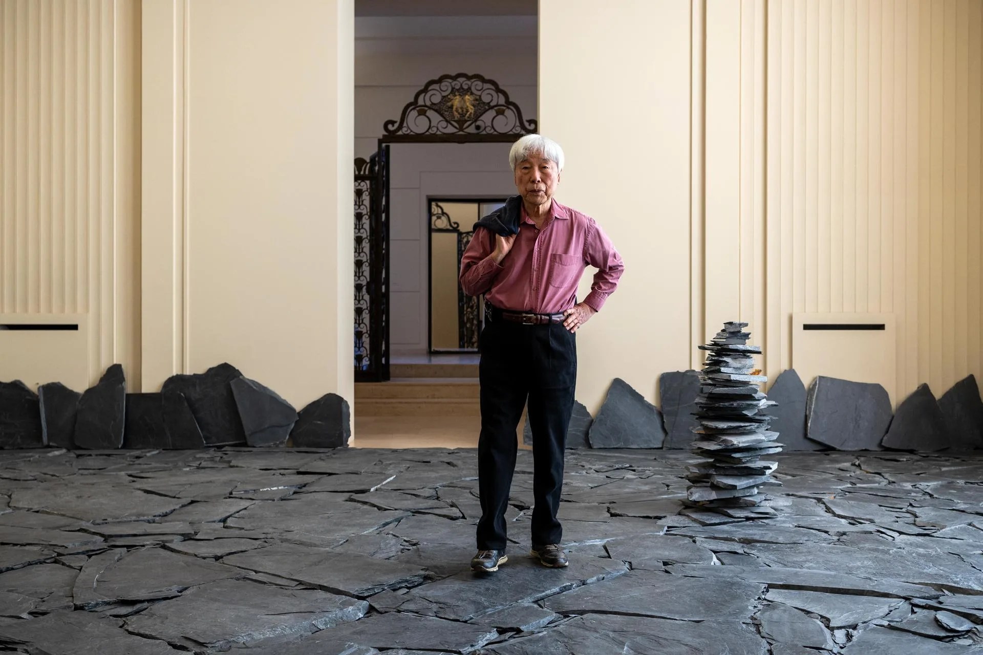 El pintor y escultor surcoreano Lee Ufan exhibe en la Fundación Serralves de Oporto, hasta marzo de 2027, 'Fragmentos del infinito'. EFE/Fundación Serralves/Diogo Baptista/IMAGEN CEDIDA/CRÉDITO OBLIGATORIO
